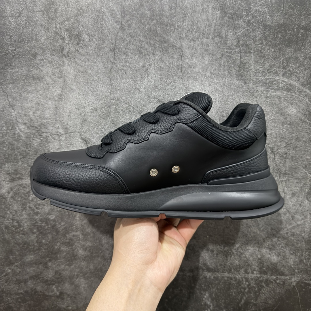 图片[2]-【广东纯原版本】Louis Vuitton LV 2025 最新Classic系列 真正原版开发 市面唯一 一家材质正确版本 原版购入开发 欢迎对比🆚。这款Classic 运动鞋于 2025 秋冬男士系列初次亮相，以光滑牛皮革塑造考究设计，可轻松融入各式造型。瞩目 LV 字母标注鞋侧，轻盈橡胶外底点缀 Vuitton 标识，材料使用原版定制进口头层牛皮 内里使用原版进口透气网里 原版开模橡胶发泡材质大底 内增高4CM 尺码： 35 36 37 38 39 40 41 42 43 44 45 46-选品中心