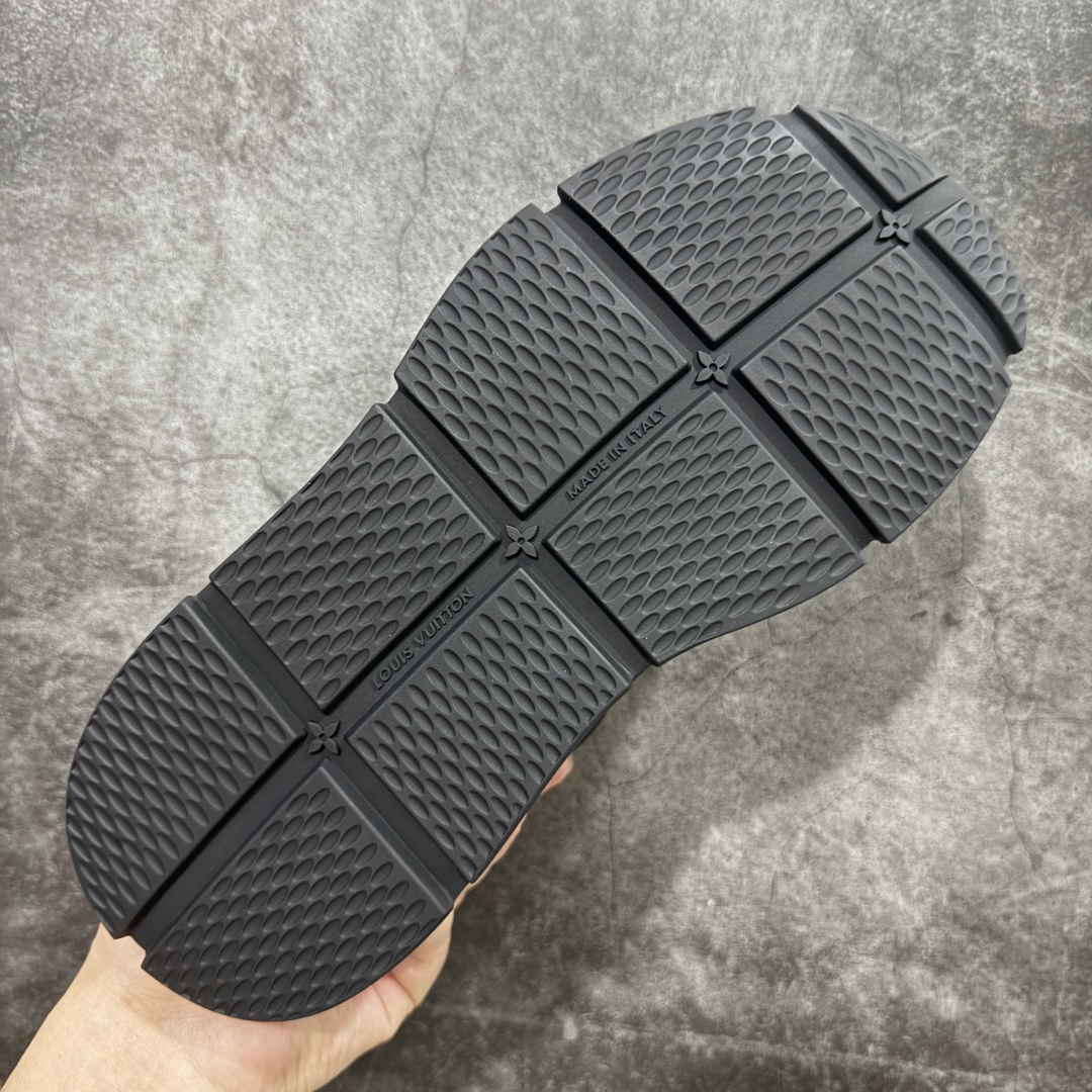 图片[9]-【广东纯原版本】Louis Vuitton LV 2025 最新Classic系列 真正原版开发 市面唯一 一家材质正确版本 原版购入开发 欢迎对比🆚。这款Classic 运动鞋于 2025 秋冬男士系列初次亮相，以光滑牛皮革塑造考究设计，可轻松融入各式造型。瞩目 LV 字母标注鞋侧，轻盈橡胶外底点缀 Vuitton 标识，材料使用原版定制进口头层牛皮 内里使用原版进口透气网里 原版开模橡胶发泡材质大底 内增高4CM 尺码： 35 36 37 38 39 40 41 42 43 44 45 46-选品中心