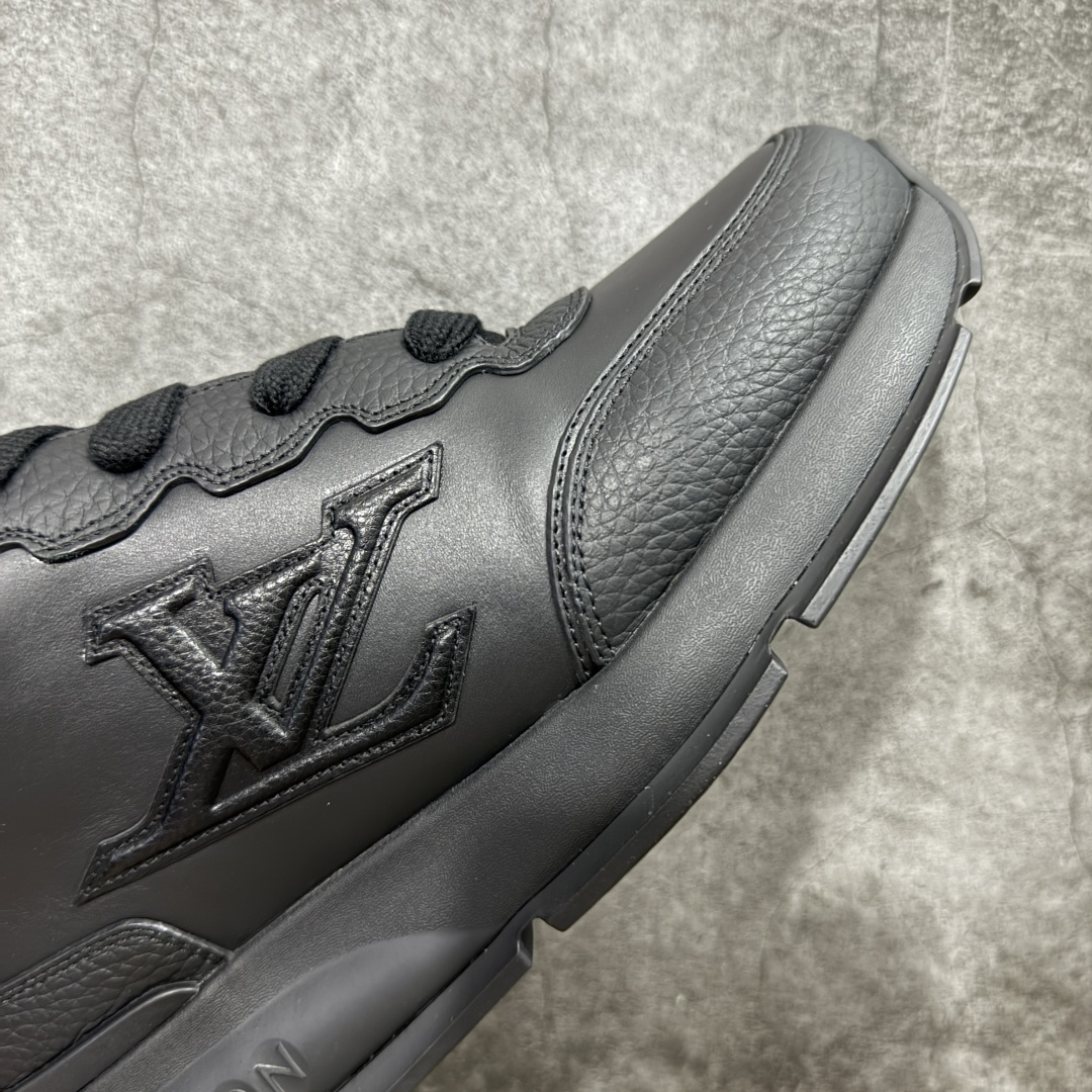 图片[6]-【广东纯原版本】Louis Vuitton LV 2025 最新Classic系列 真正原版开发 市面唯一 一家材质正确版本 原版购入开发 欢迎对比🆚。这款Classic 运动鞋于 2025 秋冬男士系列初次亮相，以光滑牛皮革塑造考究设计，可轻松融入各式造型。瞩目 LV 字母标注鞋侧，轻盈橡胶外底点缀 Vuitton 标识，材料使用原版定制进口头层牛皮 内里使用原版进口透气网里 原版开模橡胶发泡材质大底 内增高4CM 尺码： 35 36 37 38 39 40 41 42 43 44 45 46-选品中心