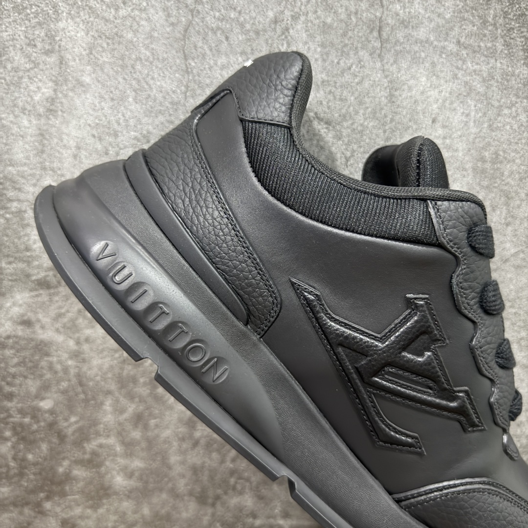 图片[7]-【广东纯原版本】Louis Vuitton LV 2025 最新Classic系列 真正原版开发 市面唯一 一家材质正确版本 原版购入开发 欢迎对比🆚。这款Classic 运动鞋于 2025 秋冬男士系列初次亮相，以光滑牛皮革塑造考究设计，可轻松融入各式造型。瞩目 LV 字母标注鞋侧，轻盈橡胶外底点缀 Vuitton 标识，材料使用原版定制进口头层牛皮 内里使用原版进口透气网里 原版开模橡胶发泡材质大底 内增高4CM 尺码： 35 36 37 38 39 40 41 42 43 44 45 46-选品中心
