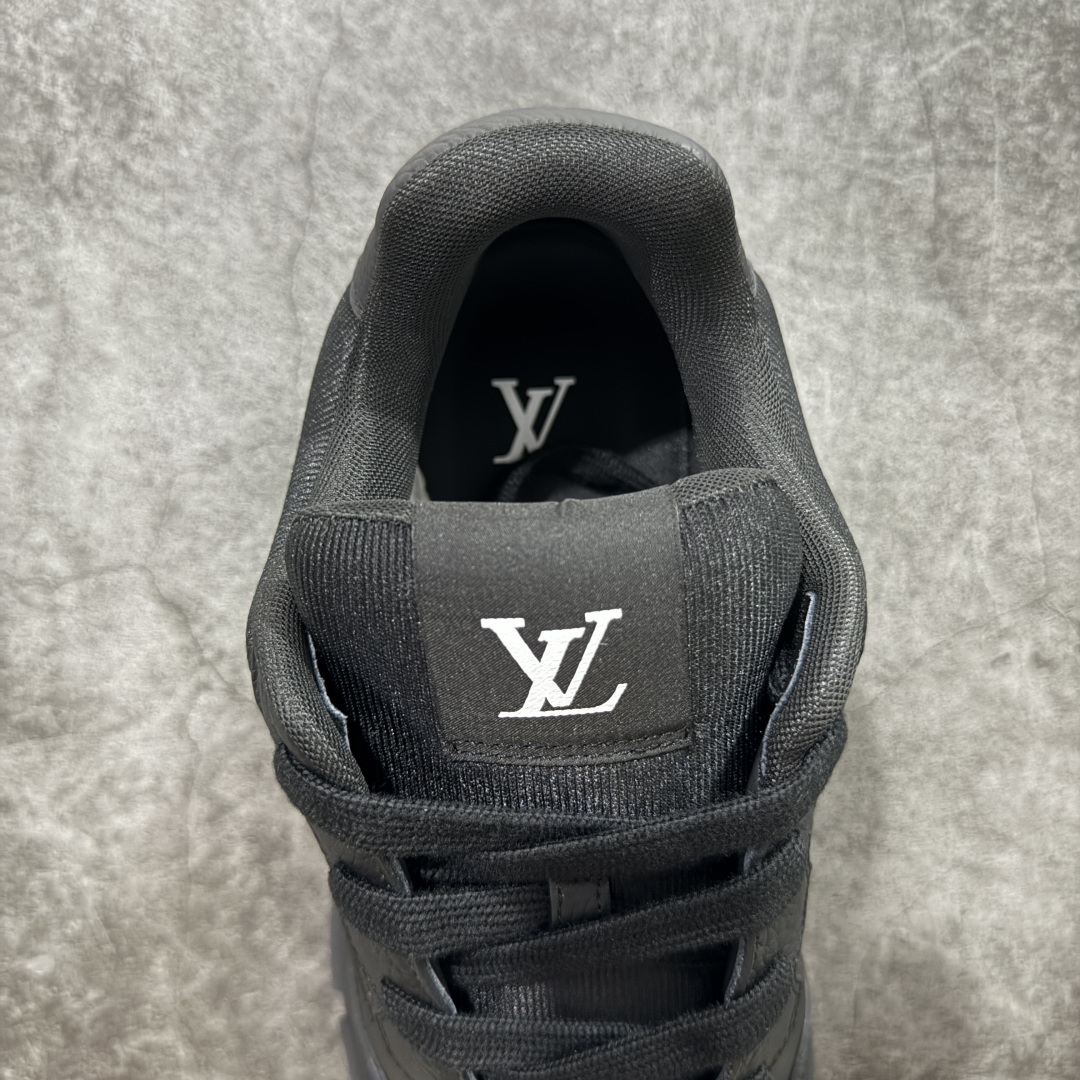 图片[8]-【广东纯原版本】Louis Vuitton LV 2025 最新Classic系列 真正原版开发 市面唯一 一家材质正确版本 原版购入开发 欢迎对比🆚。这款Classic 运动鞋于 2025 秋冬男士系列初次亮相，以光滑牛皮革塑造考究设计，可轻松融入各式造型。瞩目 LV 字母标注鞋侧，轻盈橡胶外底点缀 Vuitton 标识，材料使用原版定制进口头层牛皮 内里使用原版进口透气网里 原版开模橡胶发泡材质大底 内增高4CM 尺码： 35 36 37 38 39 40 41 42 43 44 45 46-选品中心