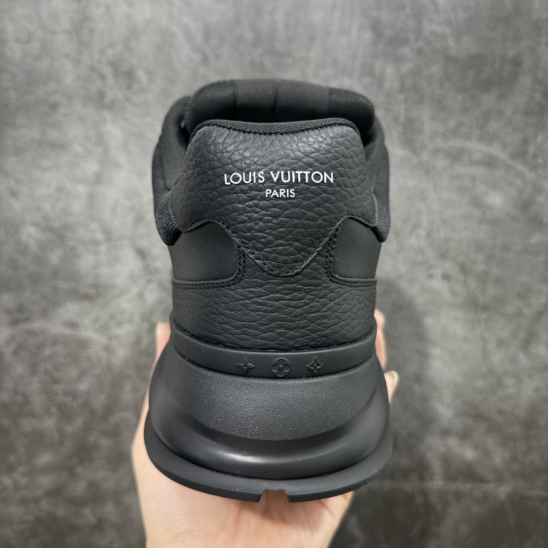 图片[4]-【广东纯原版本】Louis Vuitton LV 2025 最新Classic系列 真正原版开发 市面唯一 一家材质正确版本 原版购入开发 欢迎对比🆚。这款Classic 运动鞋于 2025 秋冬男士系列初次亮相，以光滑牛皮革塑造考究设计，可轻松融入各式造型。瞩目 LV 字母标注鞋侧，轻盈橡胶外底点缀 Vuitton 标识，材料使用原版定制进口头层牛皮 内里使用原版进口透气网里 原版开模橡胶发泡材质大底 内增高4CM 尺码： 35 36 37 38 39 40 41 42 43 44 45 46-选品中心