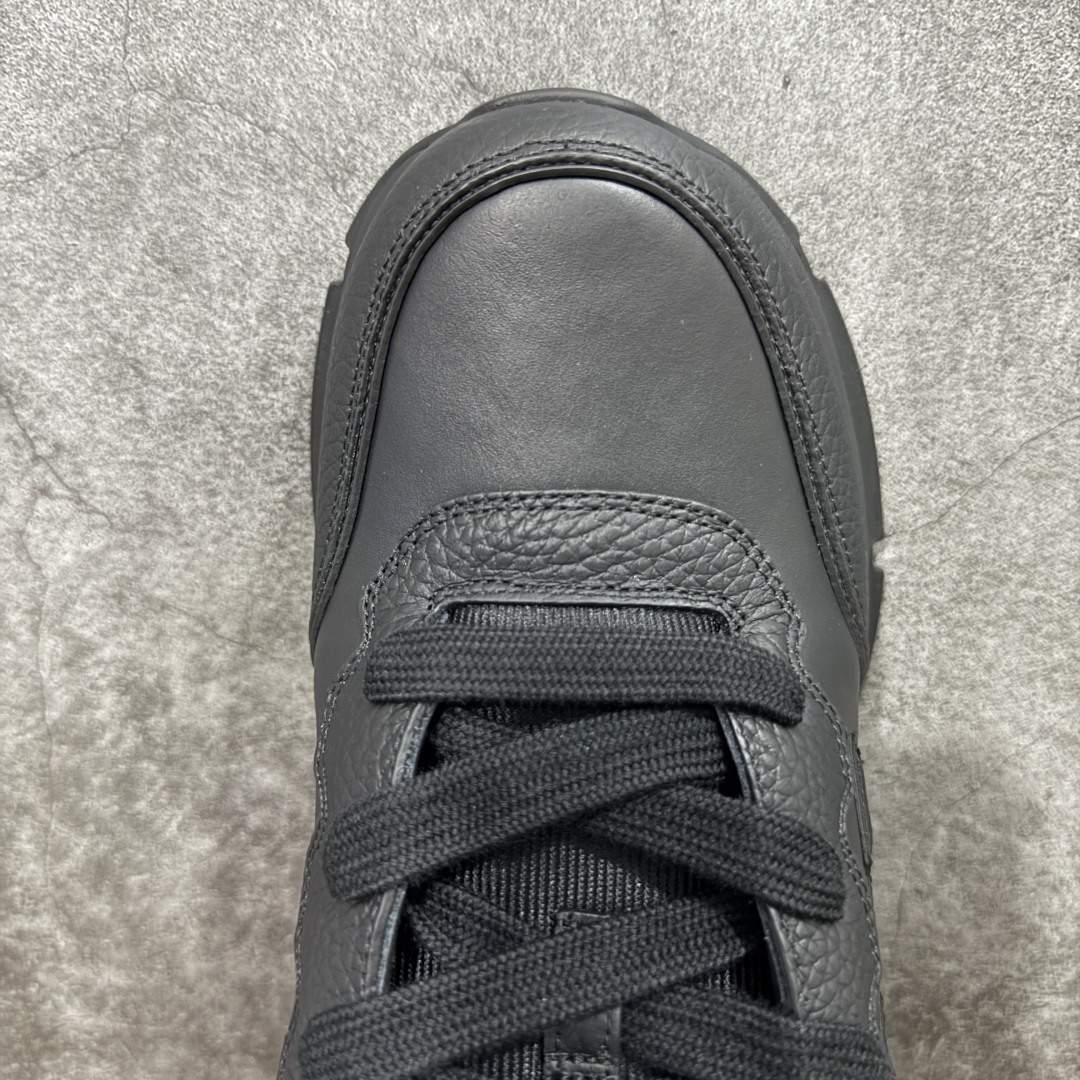 图片[5]-【广东纯原版本】Louis Vuitton LV 2025 最新Classic系列 真正原版开发 市面唯一 一家材质正确版本 原版购入开发 欢迎对比🆚。这款Classic 运动鞋于 2025 秋冬男士系列初次亮相，以光滑牛皮革塑造考究设计，可轻松融入各式造型。瞩目 LV 字母标注鞋侧，轻盈橡胶外底点缀 Vuitton 标识，材料使用原版定制进口头层牛皮 内里使用原版进口透气网里 原版开模橡胶发泡材质大底 内增高4CM 尺码： 35 36 37 38 39 40 41 42 43 44 45 46-选品中心