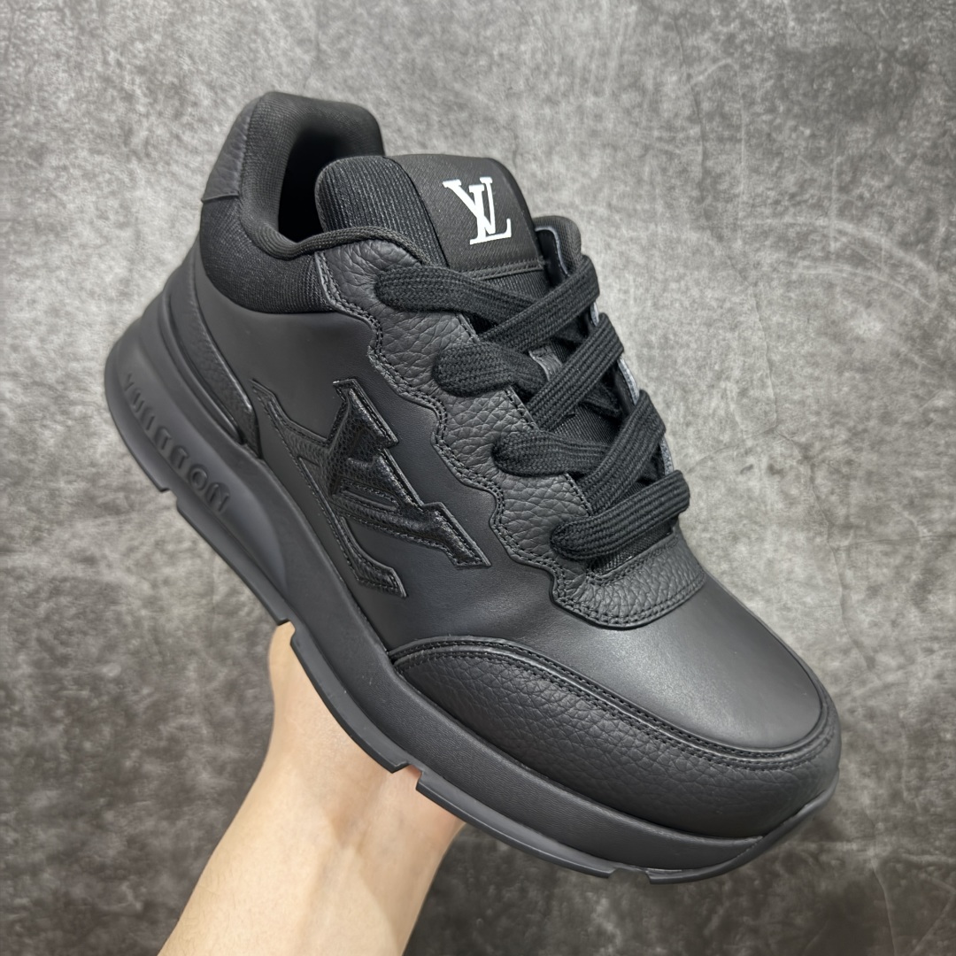 图片[3]-【广东纯原版本】Louis Vuitton LV 2025 最新Classic系列 真正原版开发 市面唯一 一家材质正确版本 原版购入开发 欢迎对比🆚。这款Classic 运动鞋于 2025 秋冬男士系列初次亮相，以光滑牛皮革塑造考究设计，可轻松融入各式造型。瞩目 LV 字母标注鞋侧，轻盈橡胶外底点缀 Vuitton 标识，材料使用原版定制进口头层牛皮 内里使用原版进口透气网里 原版开模橡胶发泡材质大底 内增高4CM 尺码： 35 36 37 38 39 40 41 42 43 44 45 46-选品中心