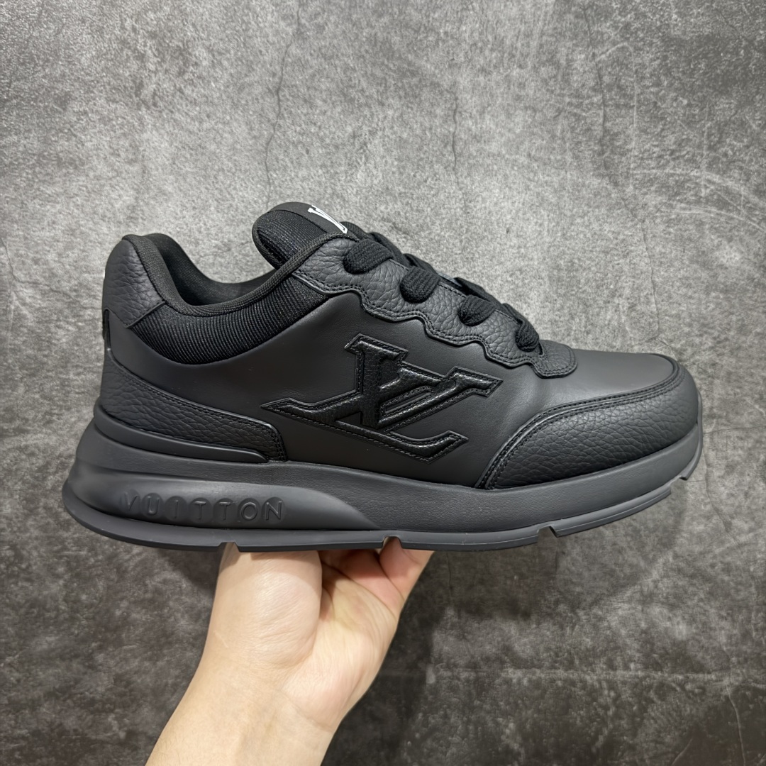 【广东纯原版本】Louis Vuitton LV 2025 最新Classic系列 真正原版开发 市面唯一 一家材质正确版本 原版购入开发 欢迎对比🆚。这款Classic 运动鞋于 2025 秋冬男士系列初次亮相,以光滑牛皮革塑造考究设计,可轻松融入各式造型。瞩目 LV 字母标注鞋侧,轻盈橡胶外底点缀 Vuitton 标识,材料使用原版定制进口头层牛皮 内里使用原版进口透气网里 原版开模橡胶发泡材质大底 内增高4CM 尺码: 35 36 37 38 39 40 41 42 43 44 45 46-选品中心