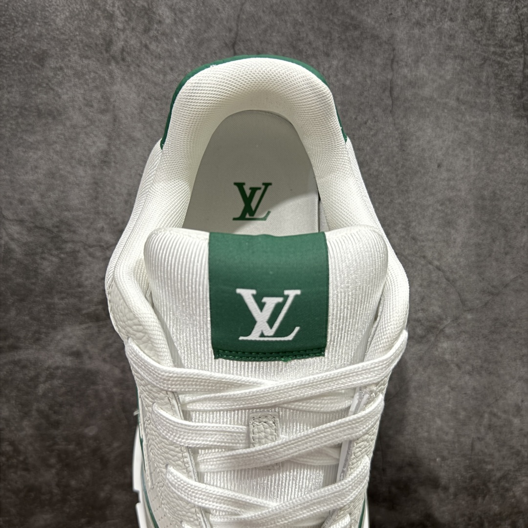 图片[8]-【广东纯原版本】Louis Vuitton LV 2025 最新Classic系列 真正原版开发 市面唯一 一家材质正确版本 原版购入开发 欢迎对比🆚。这款Classic 运动鞋于 2025 秋冬男士系列初次亮相，以光滑牛皮革塑造考究设计，可轻松融入各式造型。瞩目 LV 字母标注鞋侧，轻盈橡胶外底点缀 Vuitton 标识，材料使用原版定制进口头层牛皮 内里使用原版进口透气网里 原版开模橡胶发泡材质大底 内增高4CM 尺码： 35 36 37 38 39 40 41 42 43 44 45 46-选品中心