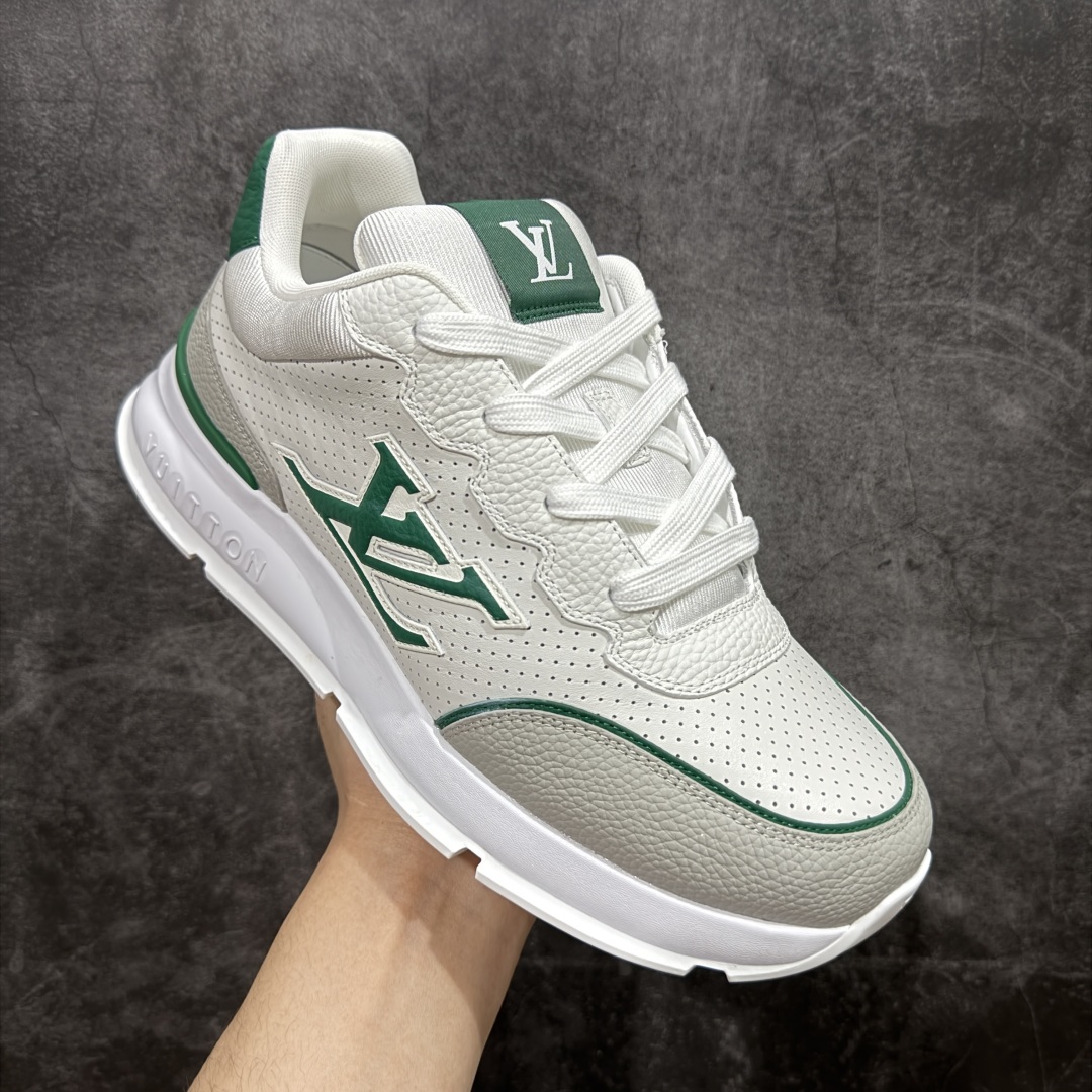 图片[3]-【广东纯原版本】Louis Vuitton LV 2025 最新Classic系列 真正原版开发 市面唯一 一家材质正确版本 原版购入开发 欢迎对比🆚。这款Classic 运动鞋于 2025 秋冬男士系列初次亮相，以光滑牛皮革塑造考究设计，可轻松融入各式造型。瞩目 LV 字母标注鞋侧，轻盈橡胶外底点缀 Vuitton 标识，材料使用原版定制进口头层牛皮 内里使用原版进口透气网里 原版开模橡胶发泡材质大底 内增高4CM 尺码： 35 36 37 38 39 40 41 42 43 44 45 46-选品中心