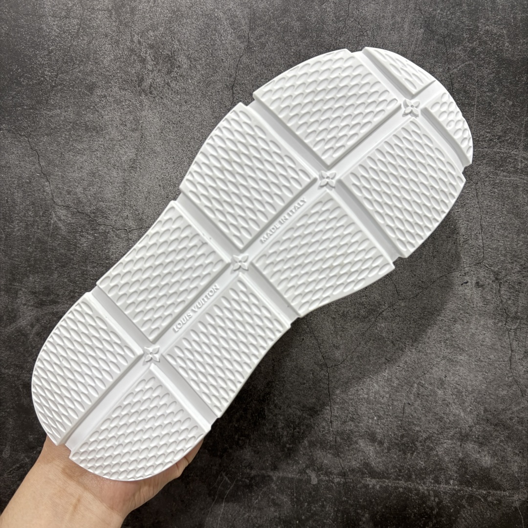 图片[9]-【广东纯原版本】Louis Vuitton LV 2025 最新Classic系列 真正原版开发 市面唯一 一家材质正确版本 原版购入开发 欢迎对比🆚。这款Classic 运动鞋于 2025 秋冬男士系列初次亮相，以光滑牛皮革塑造考究设计，可轻松融入各式造型。瞩目 LV 字母标注鞋侧，轻盈橡胶外底点缀 Vuitton 标识，材料使用原版定制进口头层牛皮 内里使用原版进口透气网里 原版开模橡胶发泡材质大底 内增高4CM 尺码： 35 36 37 38 39 40 41 42 43 44 45 46-选品中心