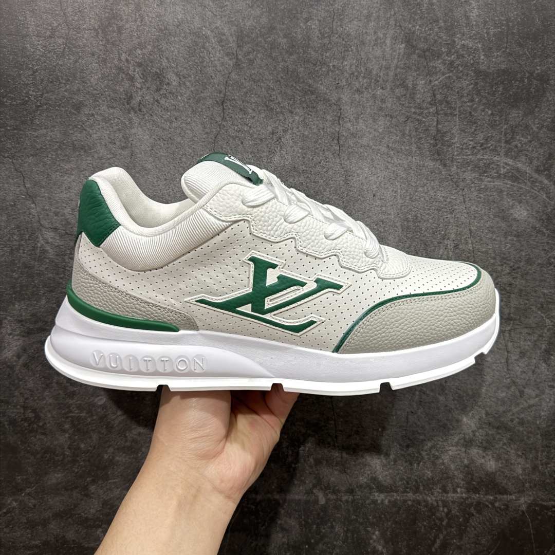 【广东纯原版本】Louis Vuitton LV 2025 最新Classic系列 真正原版开发 市面唯一 一家材质正确版本 原版购入开发 欢迎对比🆚。这款Classic 运动鞋于 2025 秋冬男士系列初次亮相,以光滑牛皮革塑造考究设计,可轻松融入各式造型。瞩目 LV 字母标注鞋侧,轻盈橡胶外底点缀 Vuitton 标识,材料使用原版定制进口头层牛皮 内里使用原版进口透气网里 原版开模橡胶发泡材质大底 内增高4CM 尺码: 35 36 37 38 39 40 41 42 43 44 45 46-选品中心