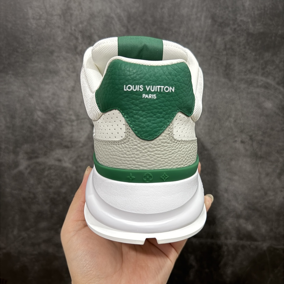 图片[4]-【广东纯原版本】Louis Vuitton LV 2025 最新Classic系列 真正原版开发 市面唯一 一家材质正确版本 原版购入开发 欢迎对比🆚。这款Classic 运动鞋于 2025 秋冬男士系列初次亮相，以光滑牛皮革塑造考究设计，可轻松融入各式造型。瞩目 LV 字母标注鞋侧，轻盈橡胶外底点缀 Vuitton 标识，材料使用原版定制进口头层牛皮 内里使用原版进口透气网里 原版开模橡胶发泡材质大底 内增高4CM 尺码： 35 36 37 38 39 40 41 42 43 44 45 46-选品中心