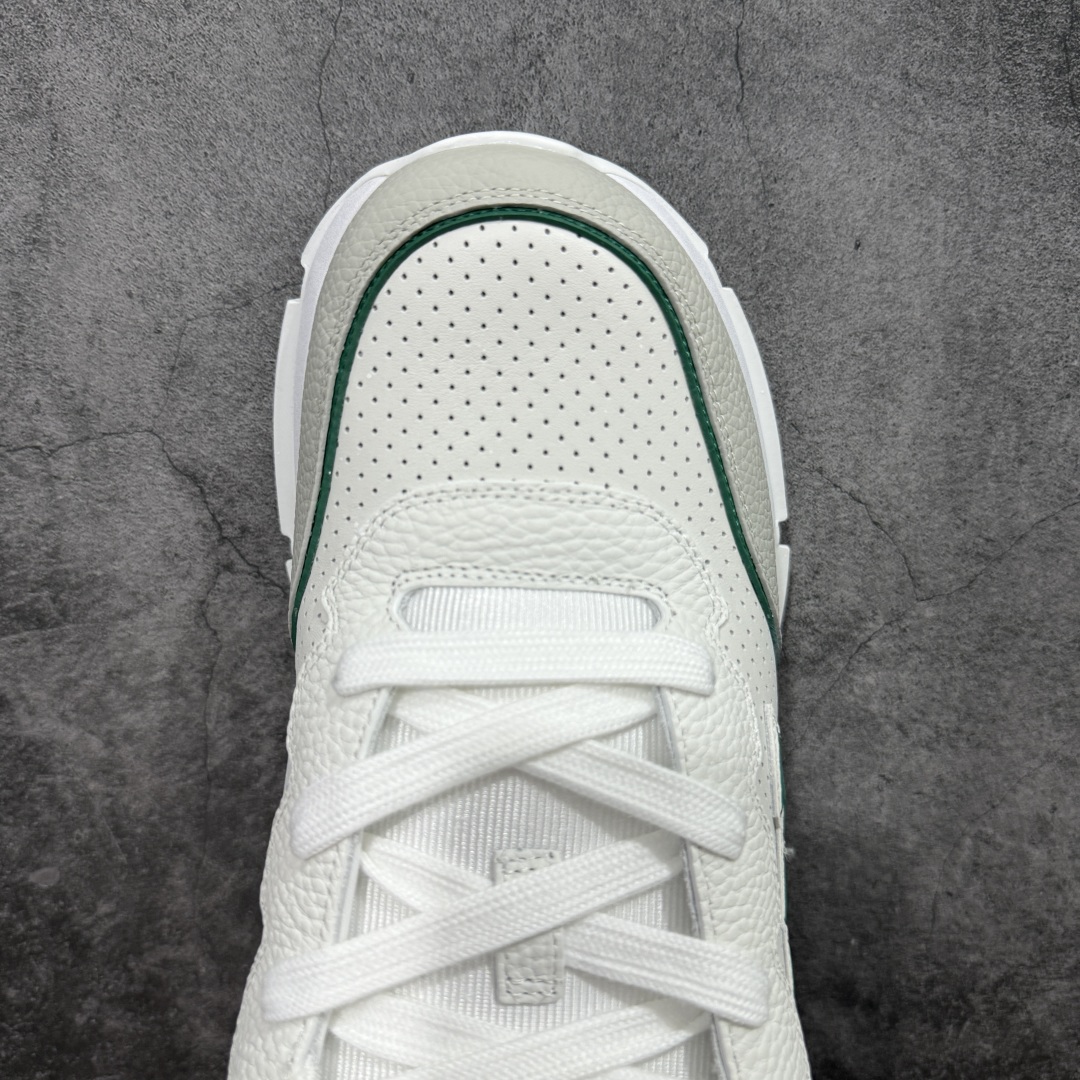 图片[5]-【广东纯原版本】Louis Vuitton LV 2025 最新Classic系列 真正原版开发 市面唯一 一家材质正确版本 原版购入开发 欢迎对比🆚。这款Classic 运动鞋于 2025 秋冬男士系列初次亮相，以光滑牛皮革塑造考究设计，可轻松融入各式造型。瞩目 LV 字母标注鞋侧，轻盈橡胶外底点缀 Vuitton 标识，材料使用原版定制进口头层牛皮 内里使用原版进口透气网里 原版开模橡胶发泡材质大底 内增高4CM 尺码： 35 36 37 38 39 40 41 42 43 44 45 46-选品中心