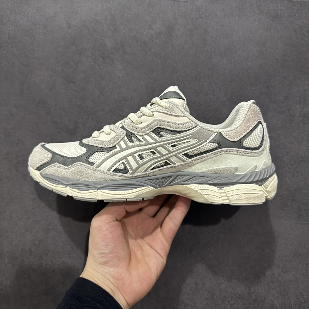 图片[2]-【公司级】Asics Gel-NYC复古单品 亚瑟士ASICSTIGER秋季新款休闲鞋 厚底街头运动休闲鞋 ASICS亚瑟士推出全新GEL-NYC，彰显纽约都市活力 这次的新系列融入了多个版本GEL的经典设计风格，广受好评。其设计灵感来源于GEL-NIMBUS 3,GEL-MC PLUS V 和 GEL-CUMULUS 16 这些往日经典鞋款。GEL-NYC使用GEL-CUMULUS 16鞋款的鞋楦设计,展现了独特的现代化美学。鞋底采用了轻质发泡材料,并在后跟和前掌处采用了ASICS亚瑟士核心科技——GEL缓震胶,赋予鞋款强大的缓冲性能,提供了更柔软舒适的穿着体验。而在原有设计的启发之上,此次鞋款采用更贴合当今潮流趋势的材料和创新技术,展现出纽约充满活力的都市精神。 尺码：37-45-选品中心