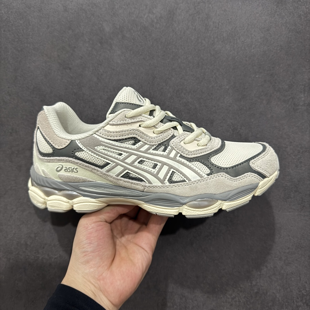 【公司级】Asics Gel-NYC复古单品 亚瑟士ASICSTIGER秋季新款休闲鞋 厚底街头运动休闲鞋 ASICS亚瑟士推出全新GEL-NYC,彰显纽约都市活力 这次的新系列融入了多个版本GEL的经典设计风格,广受好评。其设计灵感来源于GEL-NIMBUS 3,GEL-MC PLUS V 和 GEL-CUMULUS 16 这些往日经典鞋款。GEL-NYC使用GEL-CUMULUS 16鞋款的鞋楦设计,展现了独特的现代化美学。鞋底采用了轻质发泡材料,并在后跟和前掌处采用了ASICS亚瑟士核心科技——GEL缓震胶,赋予鞋款强大的缓冲性能,提供了更柔软舒适的穿着体验。而在原有设计的启发之上,此次鞋款采用更贴合当今潮流趋势的材料和创新技术,展现出纽约充满活力的都市精神。 尺码:37-45-选品中心