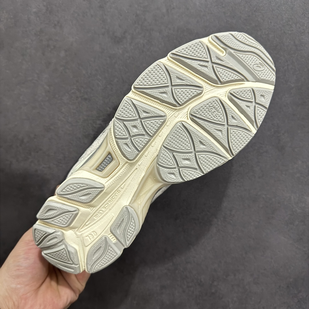 图片[9]-【公司级】Asics Gel-NYC复古单品 亚瑟士ASICSTIGER秋季新款休闲鞋 厚底街头运动休闲鞋 ASICS亚瑟士推出全新GEL-NYC，彰显纽约都市活力 这次的新系列融入了多个版本GEL的经典设计风格，广受好评。其设计灵感来源于GEL-NIMBUS 3,GEL-MC PLUS V 和 GEL-CUMULUS 16 这些往日经典鞋款。GEL-NYC使用GEL-CUMULUS 16鞋款的鞋楦设计,展现了独特的现代化美学。鞋底采用了轻质发泡材料,并在后跟和前掌处采用了ASICS亚瑟士核心科技——GEL缓震胶,赋予鞋款强大的缓冲性能,提供了更柔软舒适的穿着体验。而在原有设计的启发之上,此次鞋款采用更贴合当今潮流趋势的材料和创新技术,展现出纽约充满活力的都市精神。 尺码：37-45-选品中心