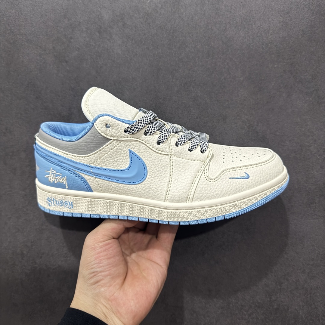 280  【定制版】Air Jordan 1 Low AJ1 乔1 斯图西联名 白蓝立体勾 高端定制 低帮复古篮球鞋 XS6086-559