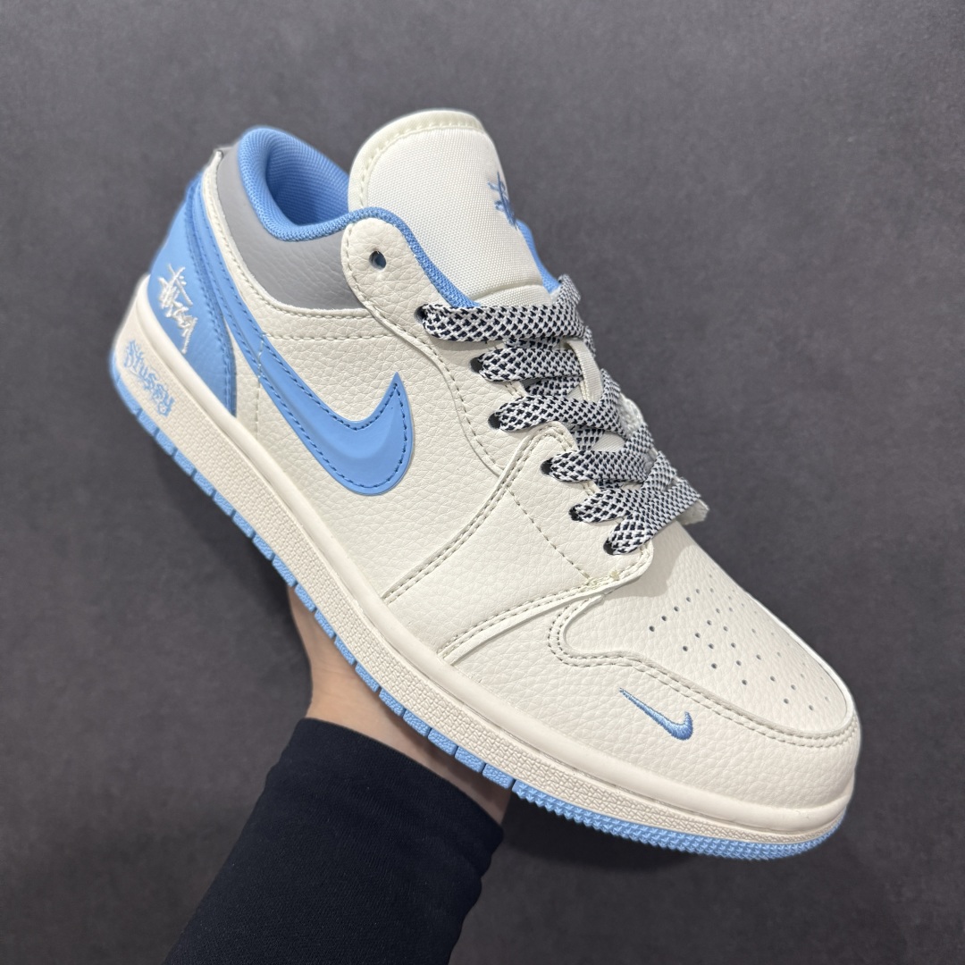280  【定制版】Air Jordan 1 Low AJ1 乔1 斯图西联名 白蓝立体勾 高端定制 低帮复古篮球鞋 XS6086-559