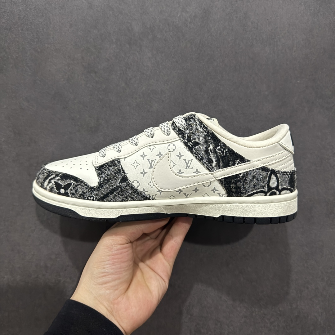 图片[2]-【定制版】NIKE SB Dunk Low x Louis Vuitton 白黑 公司级出品 极力推荐 原装头层材料 独家版型蒸餾加工 帶來的是更好的视觉和脚感体验 大厂纯原品质出货 清洁度 电绣工艺 皮料切割干净无任何毛边 细节完美 货号：QF1568 141 尺码： 36 36.5 37.5 38 38.5 39 40 40.5 41 42 42.5 43 44 44.5 45-选品中心