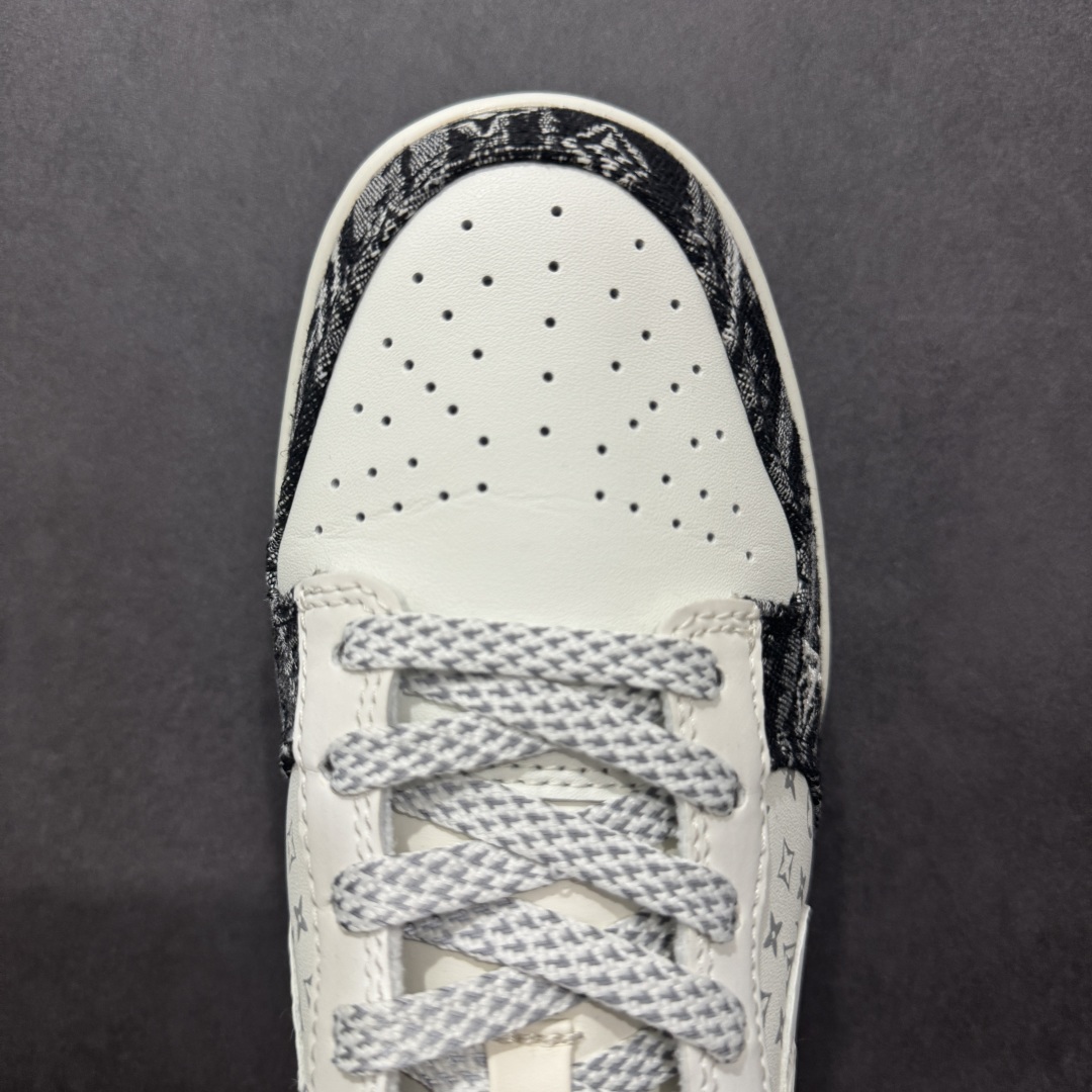 图片[8]-【定制版】NIKE SB Dunk Low x Louis Vuitton 白黑 公司级出品 极力推荐 原装头层材料 独家版型蒸餾加工 帶來的是更好的视觉和脚感体验 大厂纯原品质出货 清洁度 电绣工艺 皮料切割干净无任何毛边 细节完美 货号：QF1568 141 尺码： 36 36.5 37.5 38 38.5 39 40 40.5 41 42 42.5 43 44 44.5 45-选品中心