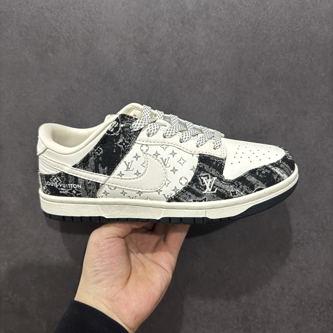 【定制版】NIKE SB Dunk Low x Louis Vuitton 白黑 公司级出品 极力推荐 原装头层材料 独家版型蒸餾加工 帶來的是更好的视觉和脚感体验 大厂纯原品质出货 清洁度 电绣工艺 皮料切割干净无任何毛边 细节完美 货号:QF1568 141 尺码: 36 36.5 37.5 38 38.5 39 40 40.5 41 42 42.5 43 44 44.5 45-选品中心