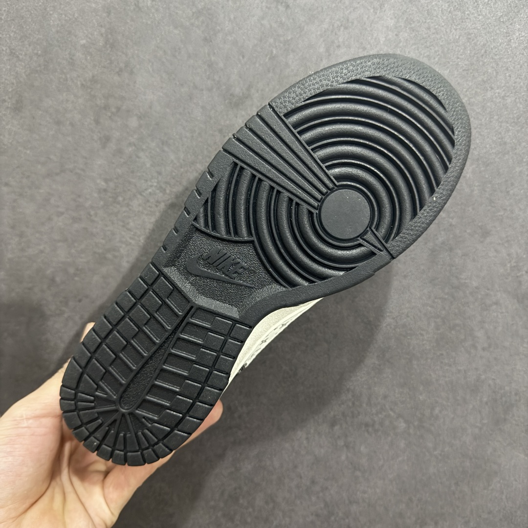 图片[9]-【定制版】NIKE SB Dunk Low x Louis Vuitton 白黑 公司级出品 极力推荐 原装头层材料 独家版型蒸餾加工 帶來的是更好的视觉和脚感体验 大厂纯原品质出货 清洁度 电绣工艺 皮料切割干净无任何毛边 细节完美 货号：QF1568 141 尺码： 36 36.5 37.5 38 38.5 39 40 40.5 41 42 42.5 43 44 44.5 45-选品中心