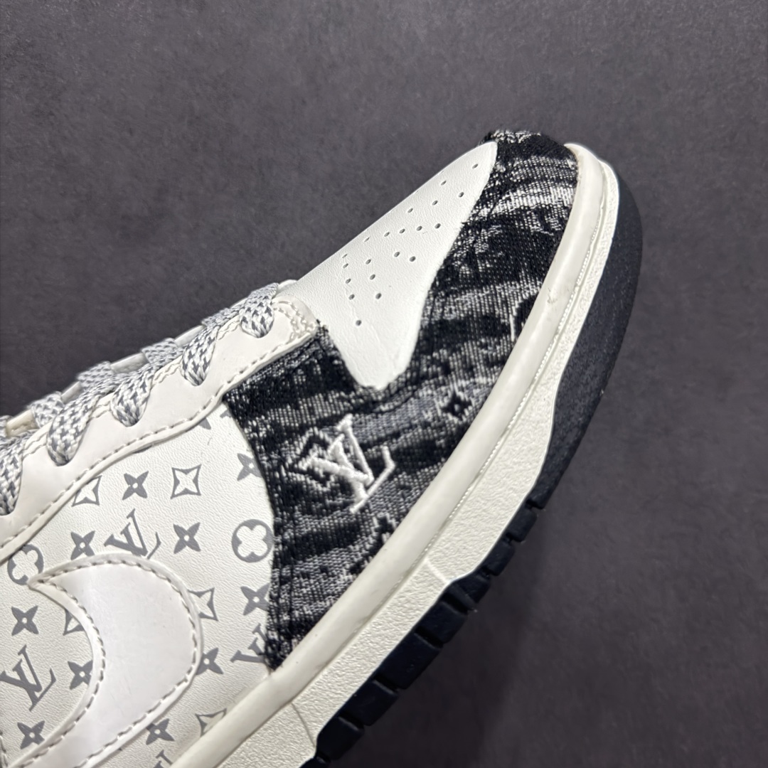 图片[5]-【定制版】NIKE SB Dunk Low x Louis Vuitton 白黑 公司级出品 极力推荐 原装头层材料 独家版型蒸餾加工 帶來的是更好的视觉和脚感体验 大厂纯原品质出货 清洁度 电绣工艺 皮料切割干净无任何毛边 细节完美 货号：QF1568 141 尺码： 36 36.5 37.5 38 38.5 39 40 40.5 41 42 42.5 43 44 44.5 45-选品中心