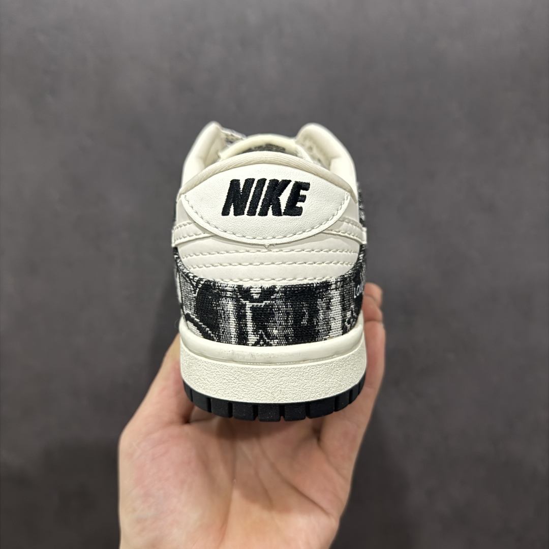 图片[4]-【定制版】NIKE SB Dunk Low x Louis Vuitton 白黑 公司级出品 极力推荐 原装头层材料 独家版型蒸餾加工 帶來的是更好的视觉和脚感体验 大厂纯原品质出货 清洁度 电绣工艺 皮料切割干净无任何毛边 细节完美 货号：QF1568 141 尺码： 36 36.5 37.5 38 38.5 39 40 40.5 41 42 42.5 43 44 44.5 45-选品中心