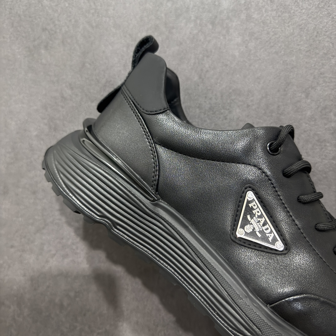 图片[6]-【广东纯原版本】PRADA普拉达 厚底徽标系带运动休闲男鞋系列 #广东大厂品质 专柜同步 大气个性更潮更抢眼更追求档次，它将颠覆旧念，与您共度时尚潮人必备! 面料采用原版进口小牛皮 牛皮内里垫脚 橡胶发泡大底 轻便防滑耐磨 脚感舒适 款式耐看做工精细 配以简洁利落的鞋楦 彰显男人的果敢和硬朗 尺码：39-44（皮鞋码）-选品中心