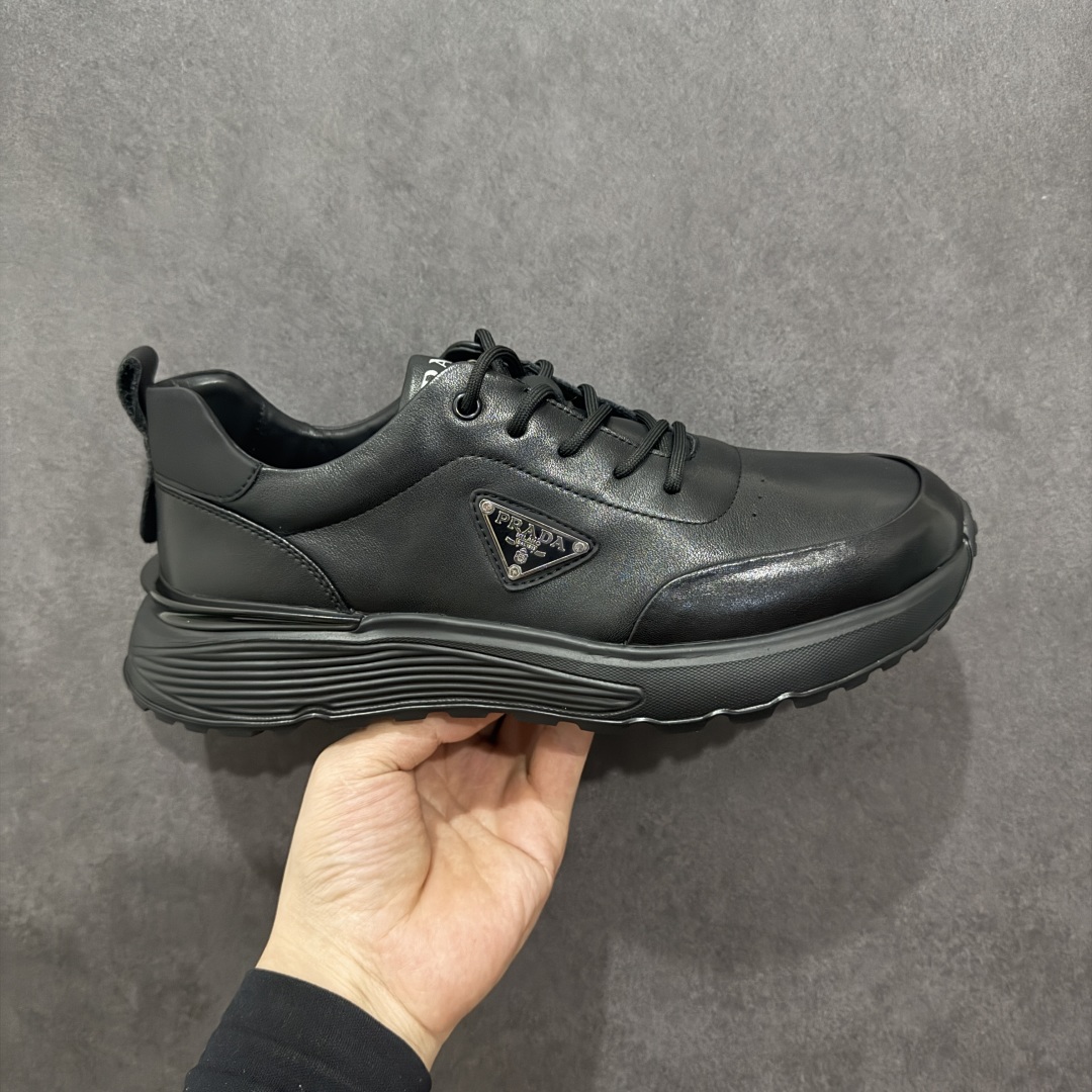 【广东纯原版本】PRADA普拉达 厚底徽标系带运动休闲男鞋系列 #广东大厂品质 专柜同步 大气个性更潮更抢眼更追求档次,它将颠覆旧念,与您共度时尚潮人必备! 面料采用原版进口小牛皮 牛皮内里垫脚 橡胶发泡大底 轻便防滑耐磨 脚感舒适 款式耐看做工精细 配以简洁利落的鞋楦 彰显男人的果敢和硬朗 尺码:39-44(皮鞋码)-选品中心