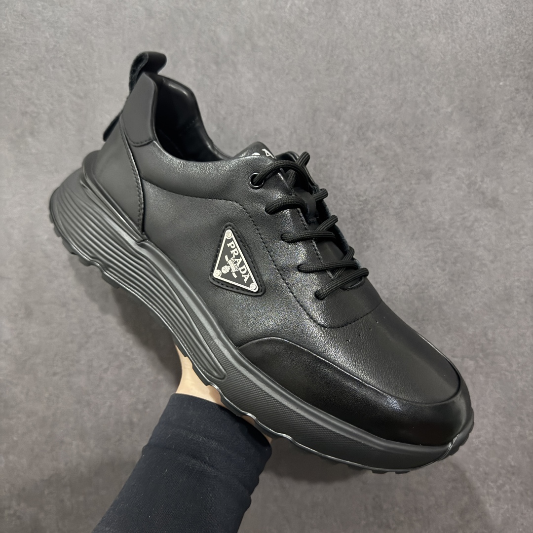 图片[3]-【广东纯原版本】PRADA普拉达 厚底徽标系带运动休闲男鞋系列 #广东大厂品质 专柜同步 大气个性更潮更抢眼更追求档次，它将颠覆旧念，与您共度时尚潮人必备! 面料采用原版进口小牛皮 牛皮内里垫脚 橡胶发泡大底 轻便防滑耐磨 脚感舒适 款式耐看做工精细 配以简洁利落的鞋楦 彰显男人的果敢和硬朗 尺码：39-44（皮鞋码）-选品中心
