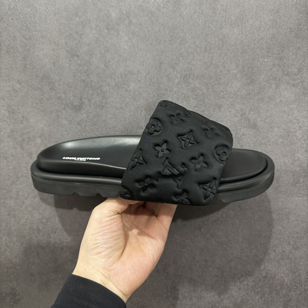 【纯原礼盒版】LOUIS VUITTON 路易威登2024 𝐬𝐬💛春夏最新爆款魔术贴系列 情侣款厚底拖鞋 代购级别稀品上新💫 鞋面：LV进口5D打印花布，牛皮内里 大底：原版开模大底 原版全套礼盒包装 尺码： 35-45 底高4.5cm-选品中心