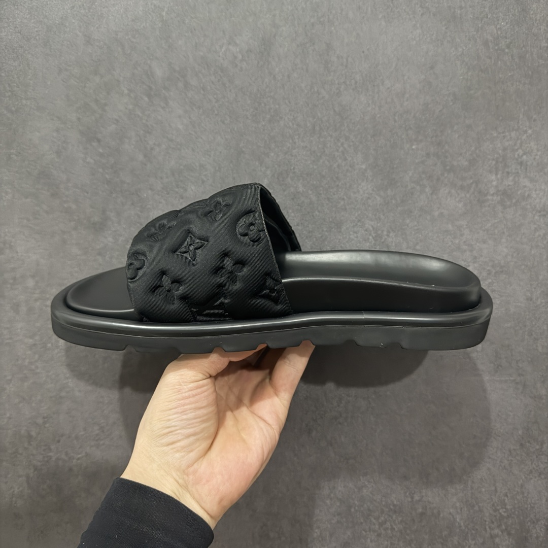 图片[2]-【纯原礼盒版】LOUIS VUITTON 路易威登2024 𝐬𝐬💛春夏最新爆款魔术贴系列 情侣款厚底拖鞋 代购级别稀品上新💫 鞋面：LV进口5D打印花布，牛皮内里 大底：原版开模大底 原版全套礼盒包装 尺码： 35-45 底高4.5cm-选品中心