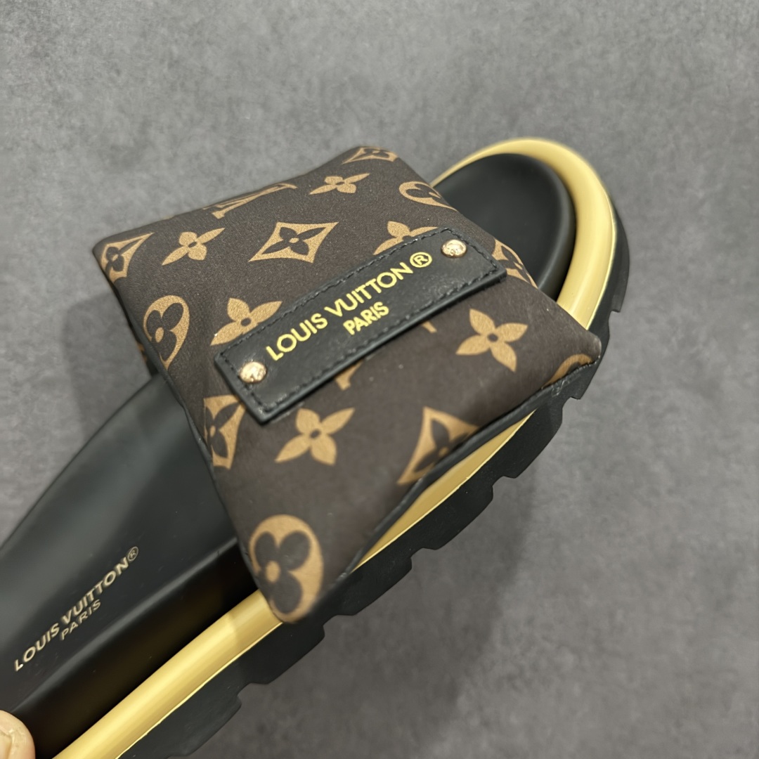 图片[5]-【纯原礼盒版】LOUIS VUITTON 路易威登2024 𝐬𝐬💛春夏最新爆款魔术贴系列 情侣款厚底拖鞋 代购级别稀品上新💫 鞋面：LV进口5D打印花布，牛皮内里 大底：原版开模大底 原版全套礼盒包装 尺码： 35-45 底高4.5cm-选品中心