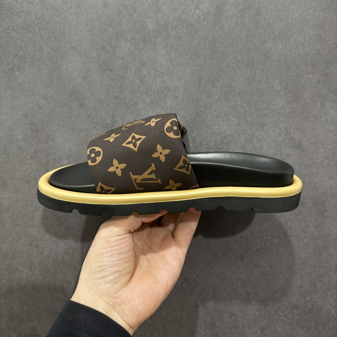 图片[2]-【纯原礼盒版】LOUIS VUITTON 路易威登2024 𝐬𝐬💛春夏最新爆款魔术贴系列 情侣款厚底拖鞋 代购级别稀品上新💫 鞋面：LV进口5D打印花布，牛皮内里 大底：原版开模大底 原版全套礼盒包装 尺码： 35-45 底高4.5cm-选品中心