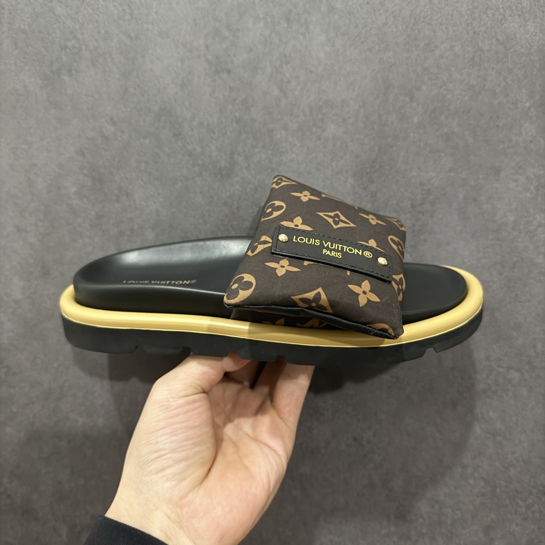 【纯原礼盒版】LOUIS VUITTON 路易威登2024 𝐬𝐬💛春夏最新爆款魔术贴系列 情侣款厚底拖鞋 代购级别稀品上新💫 鞋面:LV进口5D打印花布,牛皮内里 大底:原版开模大底 原版全套礼盒包装 尺码: 35-45 底高4.5cm-选品中心