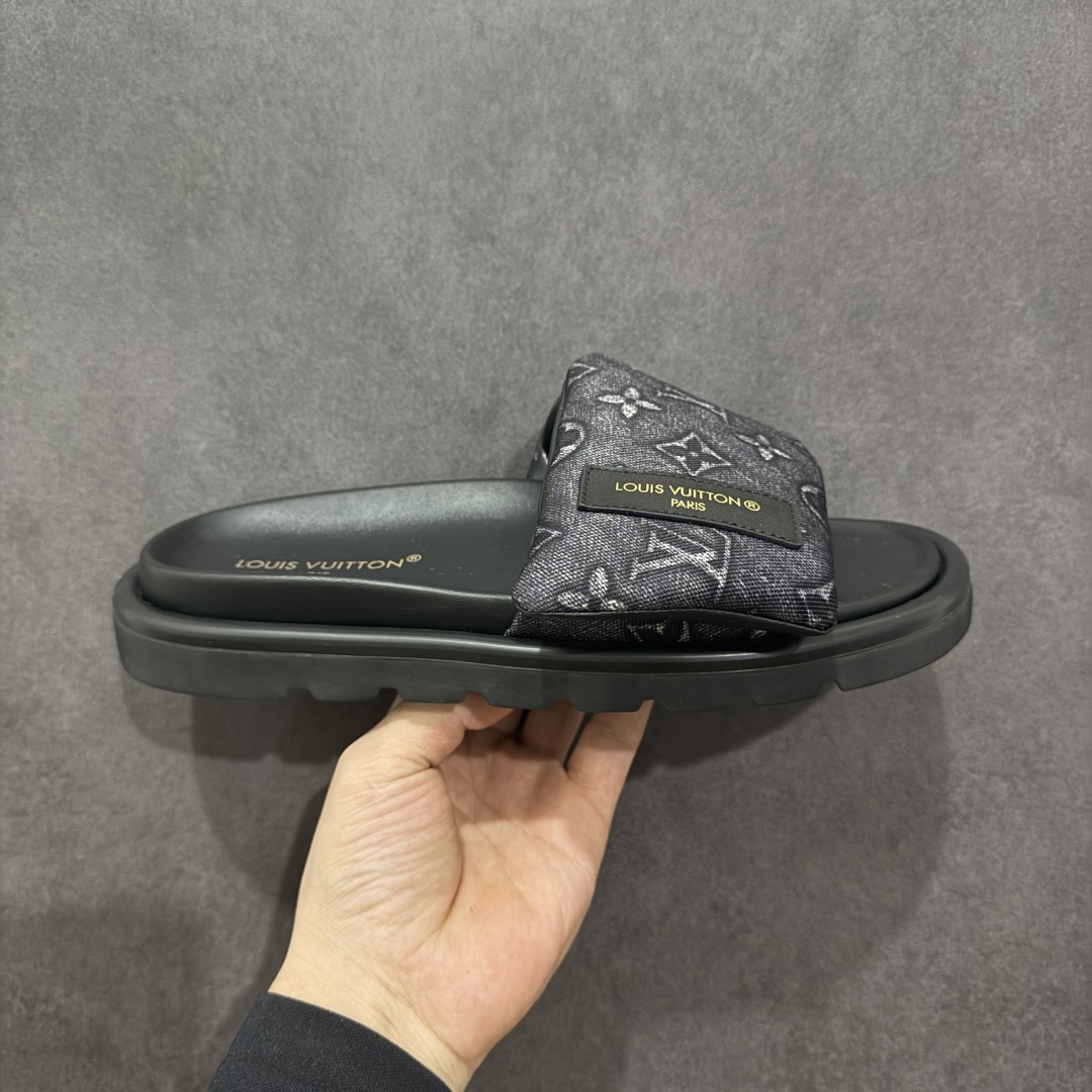 【纯原礼盒版】LOUIS VUITTON 路易威登2024 𝐬𝐬💛春夏最新爆款魔术贴系列 情侣款厚底拖鞋 代购级别稀品上新💫 鞋面:LV进口5D打印花布,牛皮内里 大底:原版开模大底 原版全套礼盒包装 尺码: 35-45 底高4.5cm-选品中心