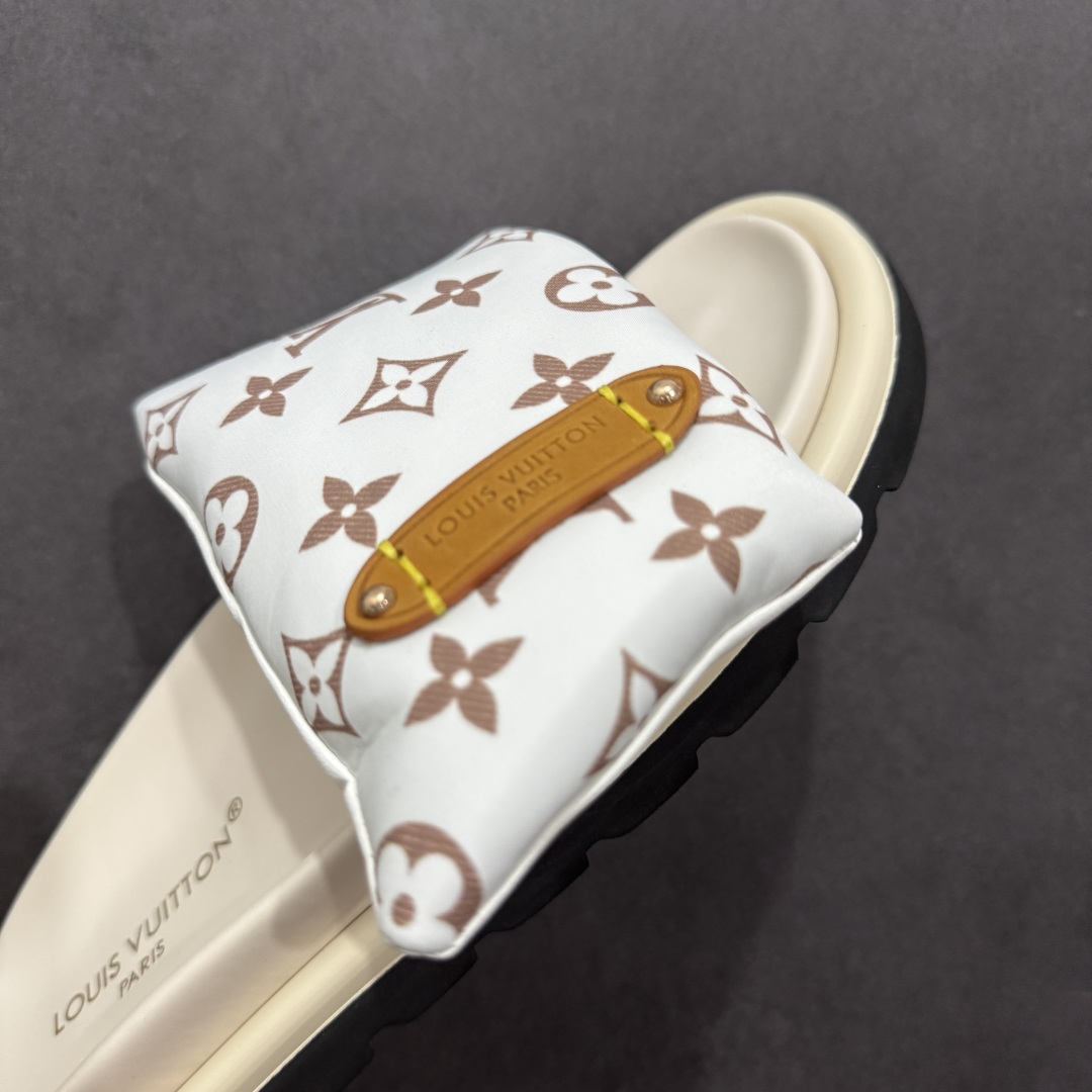 图片[5]-【纯原礼盒版】LOUIS VUITTON 路易威登2024 𝐬𝐬💛春夏最新爆款魔术贴系列 情侣款厚底拖鞋 代购级别稀品上新💫 鞋面：LV进口5D打印花布，牛皮内里 大底：原版开模大底 原版全套礼盒包装 尺码： 35-45 底高4.5cm-选品中心