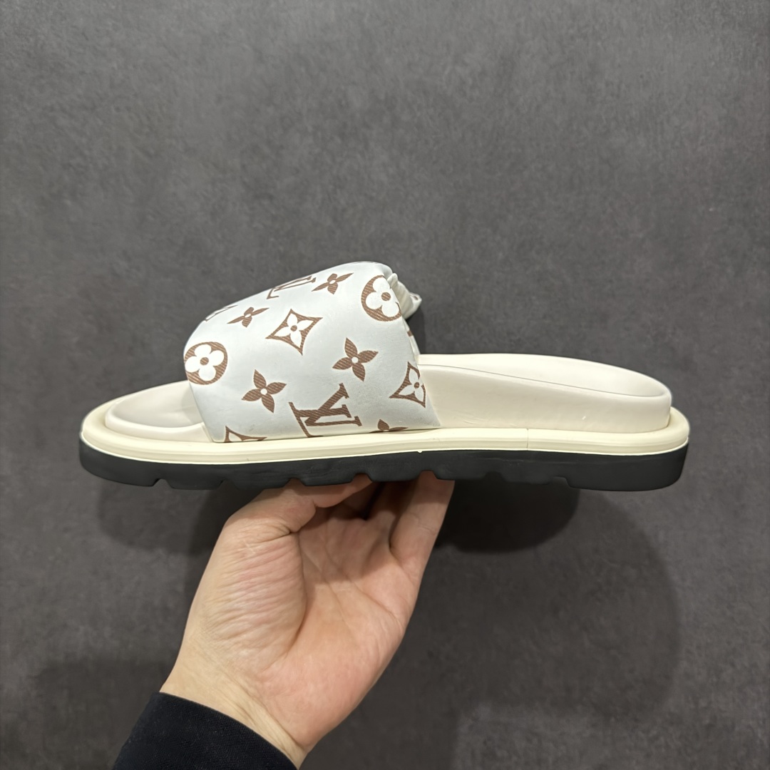 图片[2]-【纯原礼盒版】LOUIS VUITTON 路易威登2024 𝐬𝐬💛春夏最新爆款魔术贴系列 情侣款厚底拖鞋 代购级别稀品上新💫 鞋面：LV进口5D打印花布，牛皮内里 大底：原版开模大底 原版全套礼盒包装 尺码： 35-45 底高4.5cm-选品中心