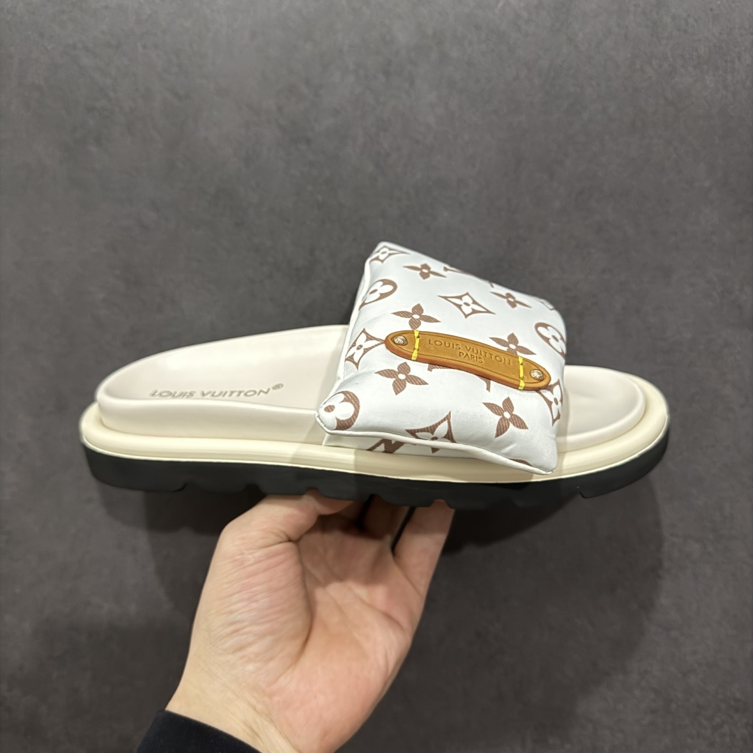 【纯原礼盒版】LOUIS VUITTON 路易威登2024 𝐬𝐬💛春夏最新爆款魔术贴系列 情侣款厚底拖鞋 代购级别稀品上新💫 鞋面:LV进口5D打印花布,牛皮内里 大底:原版开模大底 原版全套礼盒包装 尺码: 35-45 底高4.5cm-选品中心
