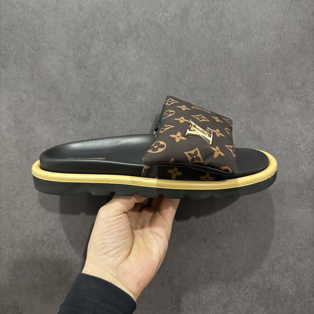 【纯原礼盒版】LOUIS VUITTON 路易威登2024 𝐬𝐬💛春夏最新爆款魔术贴系列 情侣款厚底拖鞋 代购级别稀品上新💫 鞋面:LV进口5D打印花布,牛皮内里 大底:原版开模大底 原版全套礼盒包装 尺码: 35-45 底高4.5cm-选品中心