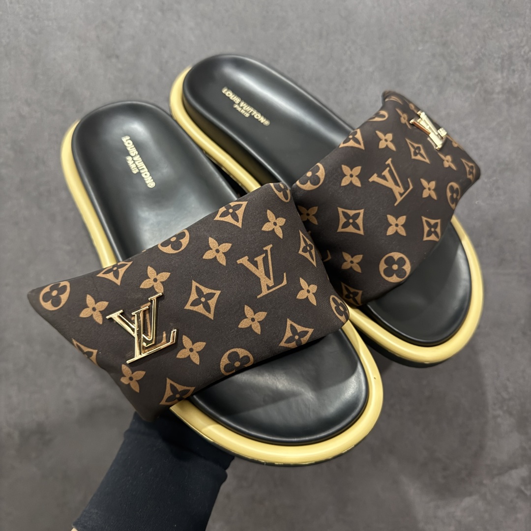 图片[9]-【纯原礼盒版】LOUIS VUITTON 路易威登2024 𝐬𝐬💛春夏最新爆款魔术贴系列 情侣款厚底拖鞋 代购级别稀品上新💫 鞋面：LV进口5D打印花布，牛皮内里 大底：原版开模大底 原版全套礼盒包装 尺码： 35-45 底高4.5cm-选品中心