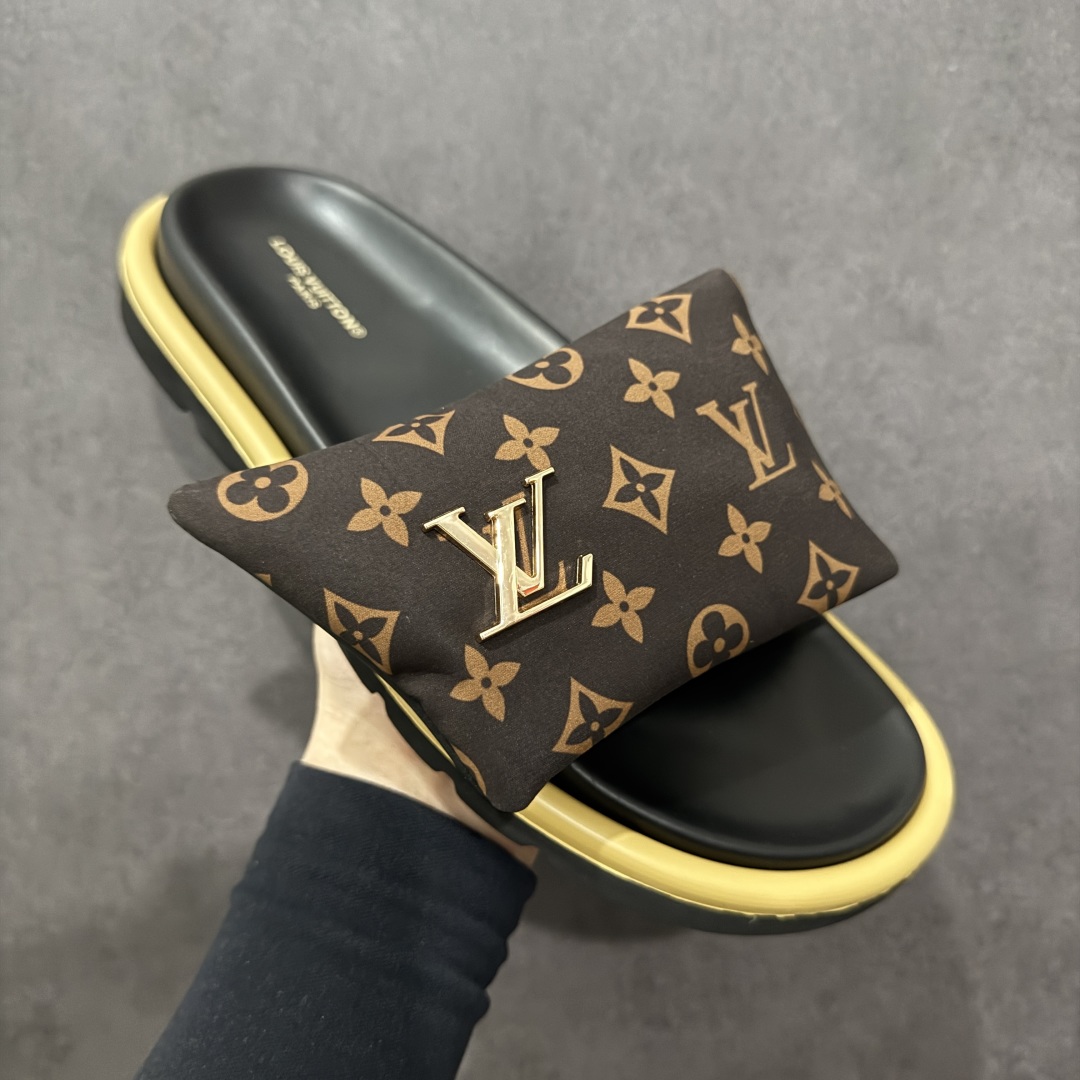 图片[2]-【纯原礼盒版】LOUIS VUITTON 路易威登2024 𝐬𝐬💛春夏最新爆款魔术贴系列 情侣款厚底拖鞋 代购级别稀品上新💫 鞋面：LV进口5D打印花布，牛皮内里 大底：原版开模大底 原版全套礼盒包装 尺码： 35-45 底高4.5cm-选品中心