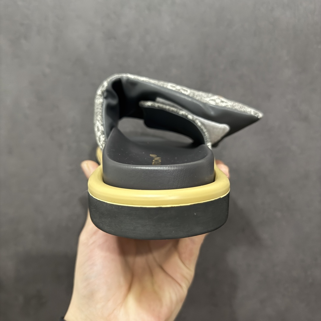 图片[4]-【纯原礼盒版】LOUIS VUITTON 路易威登2024 𝐬𝐬💛春夏最新爆款魔术贴系列 情侣款厚底拖鞋 代购级别稀品上新💫 鞋面：LV进口5D打印花布，牛皮内里 大底：原版开模大底 原版全套礼盒包装 尺码： 35-45 底高4.5cm-选品中心