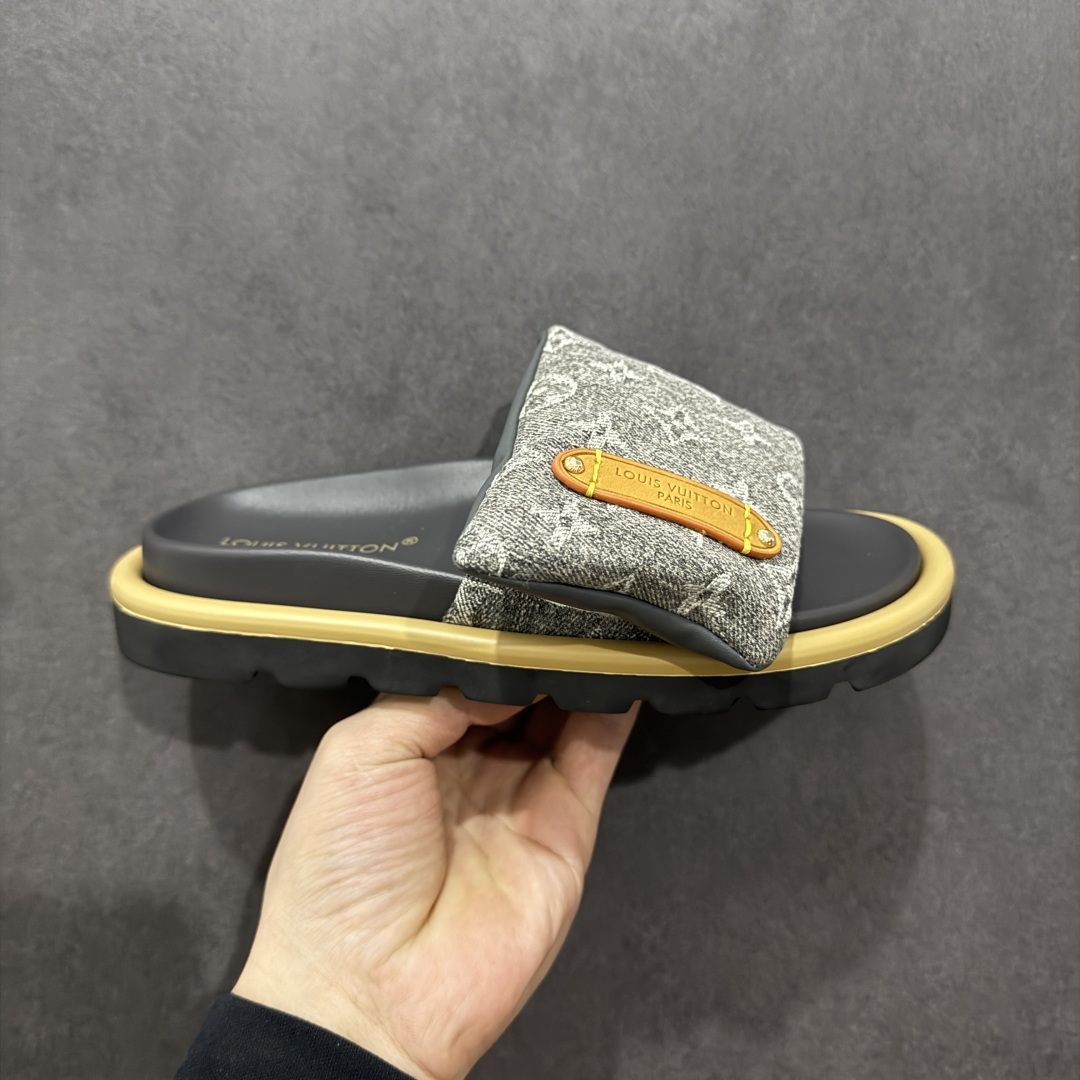 【纯原礼盒版】LOUIS VUITTON 路易威登2024 𝐬𝐬💛春夏最新爆款魔术贴系列 情侣款厚底拖鞋 代购级别稀品上新💫 鞋面:LV进口5D打印花布,牛皮内里 大底:原版开模大底 原版全套礼盒包装 尺码: 35-45 底高4.5cm-选品中心