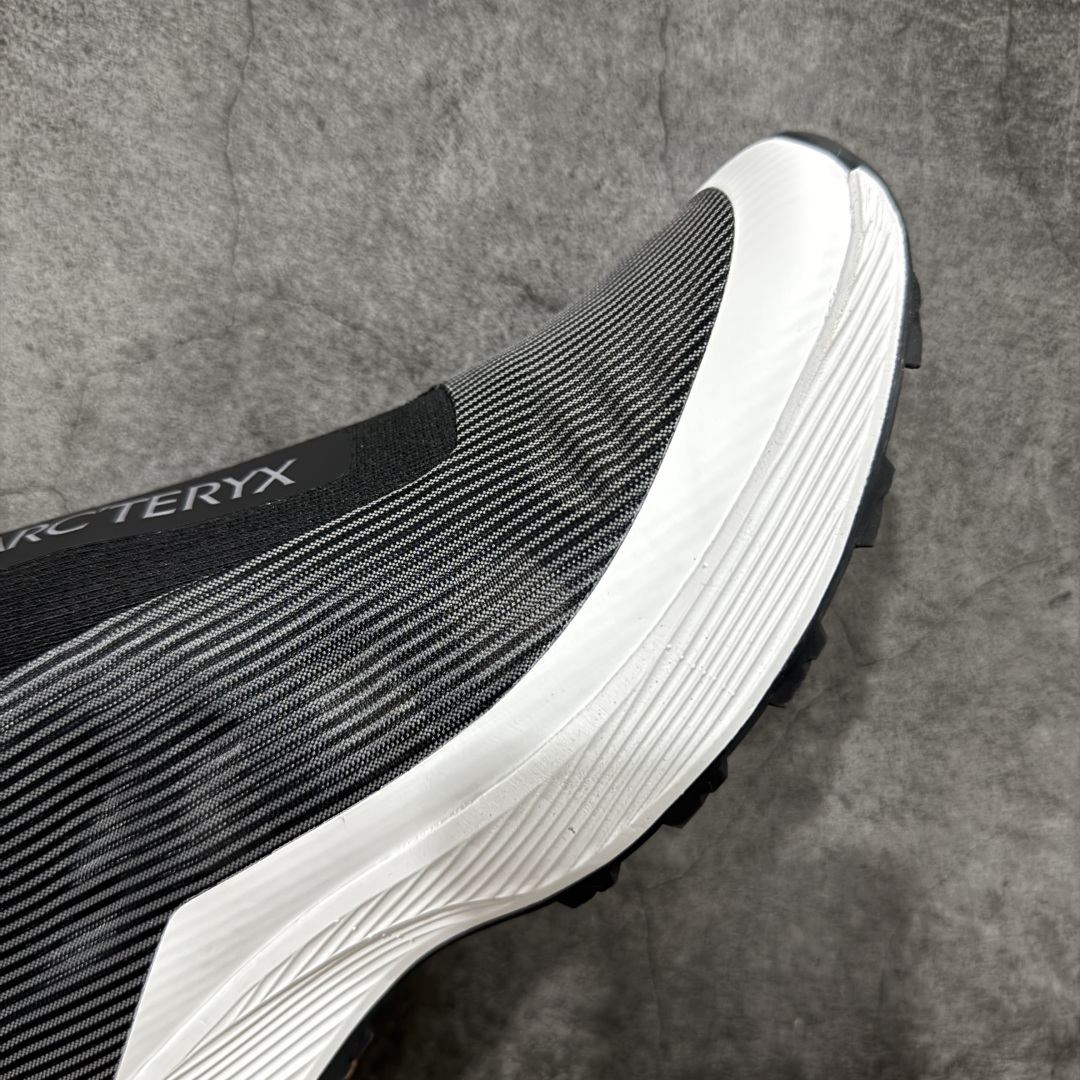 图片[6]-【公司级】Arcteryx始祖鸟 Norvan SL 3 舒适耐磨 织物减震防滑 低帮跑步鞋 黑色 市售最高版 注意区分市场版本 升级原楦原纸版开发版型 采用同源一致一体成型热熔鞋面材质 搭载85%压缩EVA缓震中底技术 独立开模vibram黄金耐磨锯齿外底❗️ 越野徒步+日常通勤两不误！ 尺码：39-44 ARC\’TERYX始祖鸟，户外运动产品的天花板品牌，2017年发布第一款越野跑鞋NORVAN VT，始祖鸟的越野跑鞋分为三个系列，分别是：VT（Vertical Terrain垂直地形）、LD（Long Distance长距离）、SL（Super Light超轻），发展到今日已经更新到了第三代产品，而NORVAN的命名源于北温哥华（North Vancouver）代表高性能越野跑系统。在2018年我测评了始祖鸟第一代长距离越野跑鞋NORVAN LD，而这次测评的，正是该系列的第三代产品NORVAN LD 3，它与初代相比可以说是脱胎换骨的改变。在整体外观方面，NORVAN LD 3保持了ARC\’TERYX始祖鸟一贯的设计风格，配色一如既往的“素”，使用纯色营造出高级感。鞋面采用单层网孔Cordura®鞋面，与初代的紧密编织鞋面相比透气性能更好，鞋面热压了TPU薄膜支撑鞋面，得益于靠近中底整圈的热压TPU，使NORVAN LD 3的涉水深度更深。NORVAN LD 3帮面一体成型，只在跟杯正中进行缝合，跟杯有硬质港宝，能有效支撑和锁定足跟，足跟外侧印刷了ARC\’TERYX始祖鸟LOGO。鞋头多层防踢设计保护脚趾，避免脚趾踢到尖利的岩石导致受伤。-选品中心