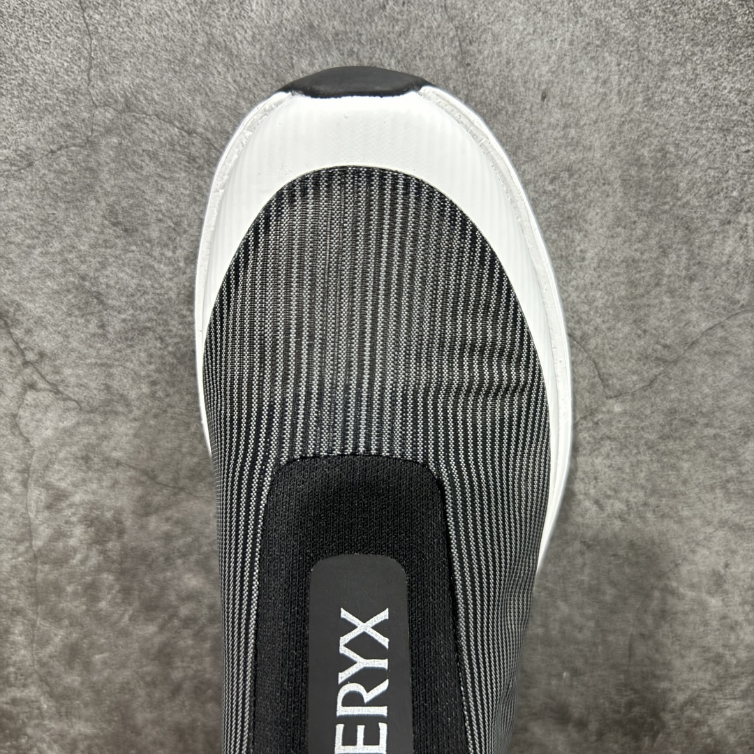 图片[5]-【公司级】Arcteryx始祖鸟 Norvan SL 3 舒适耐磨 织物减震防滑 低帮跑步鞋 黑色 市售最高版 注意区分市场版本 升级原楦原纸版开发版型 采用同源一致一体成型热熔鞋面材质 搭载85%压缩EVA缓震中底技术 独立开模vibram黄金耐磨锯齿外底❗️ 越野徒步+日常通勤两不误！ 尺码：39-44 ARC\’TERYX始祖鸟，户外运动产品的天花板品牌，2017年发布第一款越野跑鞋NORVAN VT，始祖鸟的越野跑鞋分为三个系列，分别是：VT（Vertical Terrain垂直地形）、LD（Long Distance长距离）、SL（Super Light超轻），发展到今日已经更新到了第三代产品，而NORVAN的命名源于北温哥华（North Vancouver）代表高性能越野跑系统。在2018年我测评了始祖鸟第一代长距离越野跑鞋NORVAN LD，而这次测评的，正是该系列的第三代产品NORVAN LD 3，它与初代相比可以说是脱胎换骨的改变。在整体外观方面，NORVAN LD 3保持了ARC\’TERYX始祖鸟一贯的设计风格，配色一如既往的“素”，使用纯色营造出高级感。鞋面采用单层网孔Cordura®鞋面，与初代的紧密编织鞋面相比透气性能更好，鞋面热压了TPU薄膜支撑鞋面，得益于靠近中底整圈的热压TPU，使NORVAN LD 3的涉水深度更深。NORVAN LD 3帮面一体成型，只在跟杯正中进行缝合，跟杯有硬质港宝，能有效支撑和锁定足跟，足跟外侧印刷了ARC\’TERYX始祖鸟LOGO。鞋头多层防踢设计保护脚趾，避免脚趾踢到尖利的岩石导致受伤。-选品中心