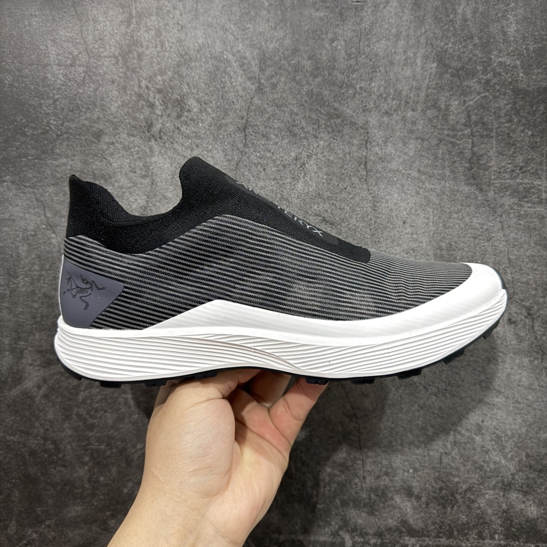 【公司级】Arcteryx始祖鸟 Norvan SL 3 舒适耐磨 织物减震防滑 低帮跑步鞋 黑色 市售最高版 注意区分市场版本 升级原楦原纸版开发版型 采用同源一致一体成型热熔鞋面材质 搭载85%压缩EVA缓震中底技术 独立开模vibram黄金耐磨锯齿外底❗️ 越野徒步+日常通勤两不误! 尺码:39-44 ARC\'TERYX始祖鸟,户外运动产品的天花板品牌,2017年发布第一款越野跑鞋NORVAN VT,始祖鸟的越野跑鞋分为三个系列,分别是:VT(Vertical Terrain垂直地形)、LD(Long Distance长距离)、SL(Super Light超轻),发展到今日已经更新到了第三代产品,而NORVAN的命名源于北温哥华(North Vancouver)代表高性能越野跑系统。在2018年我测评了始祖鸟第一代长距离越野跑鞋NORVAN LD,而这次测评的,正是该系列的第三代产品NORVAN LD 3,它与初代相比可以说是脱胎换骨的改变。在整体外观方面,NORVAN LD 3保持了ARC\'TERYX始祖鸟一贯的设计风格,配色一如既往的“素”,使用纯色营造出高级感。鞋面采用单层网孔Cordura®鞋面,与初代的紧密编织鞋面相比透气性能更好,鞋面热压了TPU薄膜支撑鞋面,得益于靠近中底整圈的热压TPU,使NORVAN LD 3的涉水深度更深。NORVAN LD 3帮面一体成型,只在跟杯正中进行缝合,跟杯有硬质港宝,能有效支撑和锁定足跟,足跟外侧印刷了ARC\'TERYX始祖鸟LOGO。鞋头多层防踢设计保护脚趾,避免脚趾踢到尖利的岩石导致受伤。-选品中心