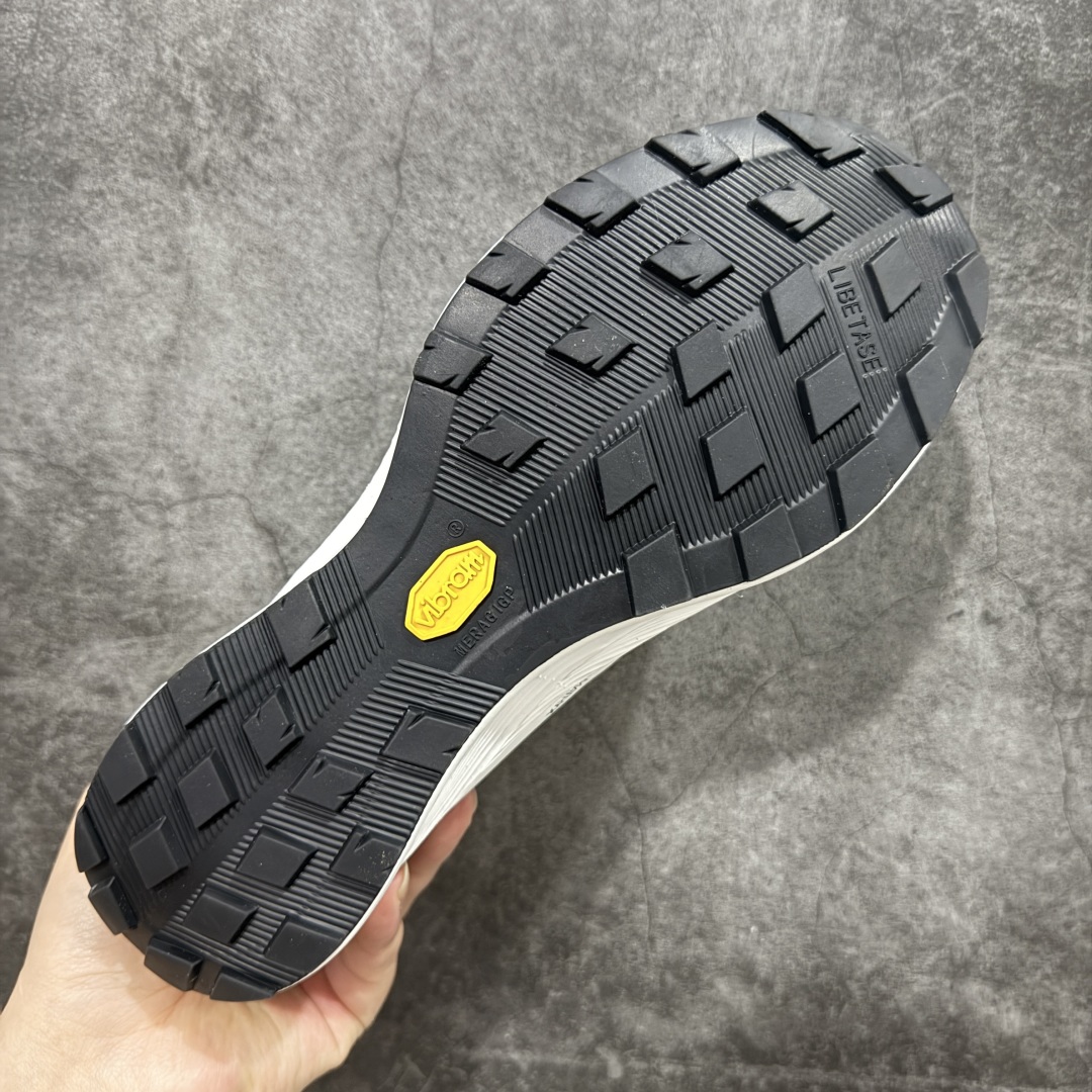 图片[9]-【公司级】Arcteryx始祖鸟 Norvan SL 3 舒适耐磨 织物减震防滑 低帮跑步鞋 黑色 市售最高版 注意区分市场版本 升级原楦原纸版开发版型 采用同源一致一体成型热熔鞋面材质 搭载85%压缩EVA缓震中底技术 独立开模vibram黄金耐磨锯齿外底❗️ 越野徒步+日常通勤两不误！ 尺码：39-44 ARC\’TERYX始祖鸟，户外运动产品的天花板品牌，2017年发布第一款越野跑鞋NORVAN VT，始祖鸟的越野跑鞋分为三个系列，分别是：VT（Vertical Terrain垂直地形）、LD（Long Distance长距离）、SL（Super Light超轻），发展到今日已经更新到了第三代产品，而NORVAN的命名源于北温哥华（North Vancouver）代表高性能越野跑系统。在2018年我测评了始祖鸟第一代长距离越野跑鞋NORVAN LD，而这次测评的，正是该系列的第三代产品NORVAN LD 3，它与初代相比可以说是脱胎换骨的改变。在整体外观方面，NORVAN LD 3保持了ARC\’TERYX始祖鸟一贯的设计风格，配色一如既往的“素”，使用纯色营造出高级感。鞋面采用单层网孔Cordura®鞋面，与初代的紧密编织鞋面相比透气性能更好，鞋面热压了TPU薄膜支撑鞋面，得益于靠近中底整圈的热压TPU，使NORVAN LD 3的涉水深度更深。NORVAN LD 3帮面一体成型，只在跟杯正中进行缝合，跟杯有硬质港宝，能有效支撑和锁定足跟，足跟外侧印刷了ARC\’TERYX始祖鸟LOGO。鞋头多层防踢设计保护脚趾，避免脚趾踢到尖利的岩石导致受伤。-选品中心