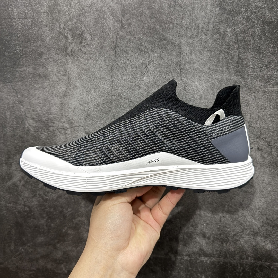 图片[2]-【公司级】Arcteryx始祖鸟 Norvan SL 3 舒适耐磨 织物减震防滑 低帮跑步鞋 黑色 市售最高版 注意区分市场版本 升级原楦原纸版开发版型 采用同源一致一体成型热熔鞋面材质 搭载85%压缩EVA缓震中底技术 独立开模vibram黄金耐磨锯齿外底❗️ 越野徒步+日常通勤两不误！ 尺码：39-44 ARC\’TERYX始祖鸟，户外运动产品的天花板品牌，2017年发布第一款越野跑鞋NORVAN VT，始祖鸟的越野跑鞋分为三个系列，分别是：VT（Vertical Terrain垂直地形）、LD（Long Distance长距离）、SL（Super Light超轻），发展到今日已经更新到了第三代产品，而NORVAN的命名源于北温哥华（North Vancouver）代表高性能越野跑系统。在2018年我测评了始祖鸟第一代长距离越野跑鞋NORVAN LD，而这次测评的，正是该系列的第三代产品NORVAN LD 3，它与初代相比可以说是脱胎换骨的改变。在整体外观方面，NORVAN LD 3保持了ARC\’TERYX始祖鸟一贯的设计风格，配色一如既往的“素”，使用纯色营造出高级感。鞋面采用单层网孔Cordura®鞋面，与初代的紧密编织鞋面相比透气性能更好，鞋面热压了TPU薄膜支撑鞋面，得益于靠近中底整圈的热压TPU，使NORVAN LD 3的涉水深度更深。NORVAN LD 3帮面一体成型，只在跟杯正中进行缝合，跟杯有硬质港宝，能有效支撑和锁定足跟，足跟外侧印刷了ARC\’TERYX始祖鸟LOGO。鞋头多层防踢设计保护脚趾，避免脚趾踢到尖利的岩石导致受伤。-选品中心