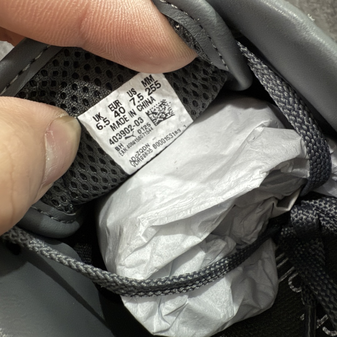 图片[6]-【Top纯原版】彪马PUMA Speedcat Archive Speed Cat系列美拉德风 舒适百搭 防滑耐磨 低帮 生活休闲鞋 男女同款 灰色 403902-03 目前市场最优版本 无论是版型 细节 烫金走线 完全碾压市场任意版本 欢迎对比🆚 工厂耗时3个月开发 原装档案原数据纸版楦型 采用固色翻毛皮鞋面材质(正确二次成型\’猛帮\’成型工艺🆚区别市面版本!!) 外置原数据开发轻量耐磨橡胶大底💪🏻 全球知名运动品牌PUMA宝马赛车系列 融合了宝马车队的标志性配色 以趣味十足又前卫复古的设计引领潮流 将赛道精神融入街头时尚 开启前卫竞速之旅 主打前卫复古风 Roma鞋款的鞋侧以复古的流线造型 缀以宝马经典Logo 巧妙吸睛 而Speedcat鞋款以亮眼三色条纹元素缀以舒适鞋面 赋予了独特的个性美学 演绎赛车的无尽能量 尺码：36-45-选品中心