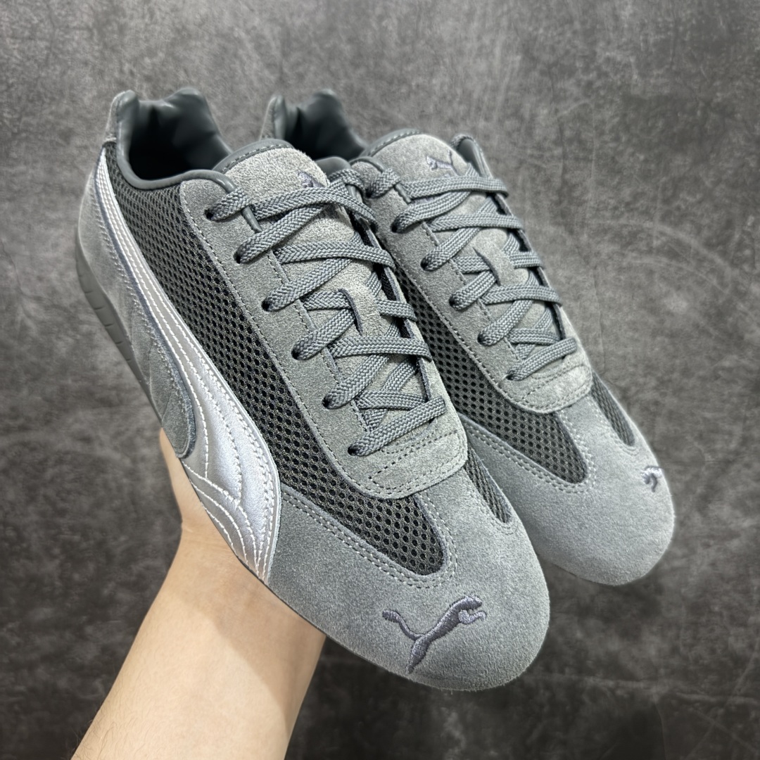 【Top纯原版】彪马PUMA Speedcat Archive Speed Cat系列美拉德风 舒适百搭 防滑耐磨 低帮 生活休闲鞋 男女同款 灰色 403902-03 目前市场最优版本 无论是版型 细节 烫金走线 完全碾压市场任意版本 欢迎对比🆚 工厂耗时3个月开发 原装档案原数据纸版楦型 采用固色翻毛皮鞋面材质(正确二次成型\'猛帮\'成型工艺🆚区别市面版本!!) 外置原数据开发轻量耐磨橡胶大底💪🏻 全球知名运动品牌PUMA宝马赛车系列 融合了宝马车队的标志性配色 以趣味十足又前卫复古的设计引领潮流 将赛道精神融入街头时尚 开启前卫竞速之旅 主打前卫复古风 Roma鞋款的鞋侧以复古的流线造型 缀以宝马经典Logo 巧妙吸睛 而Speedcat鞋款以亮眼三色条纹元素缀以舒适鞋面 赋予了独特的个性美学 演绎赛车的无尽能量 尺码:36-45-选品中心